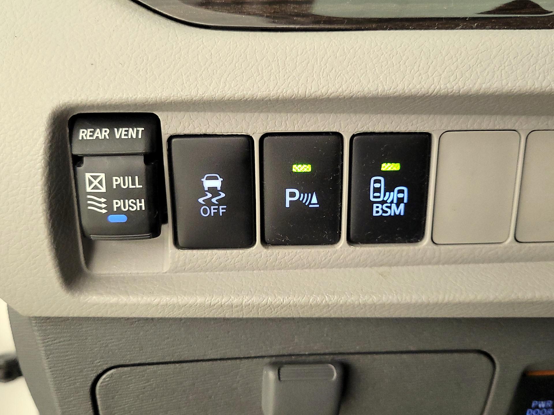 Thumbnail: 2015 Toyota Sienna - 13