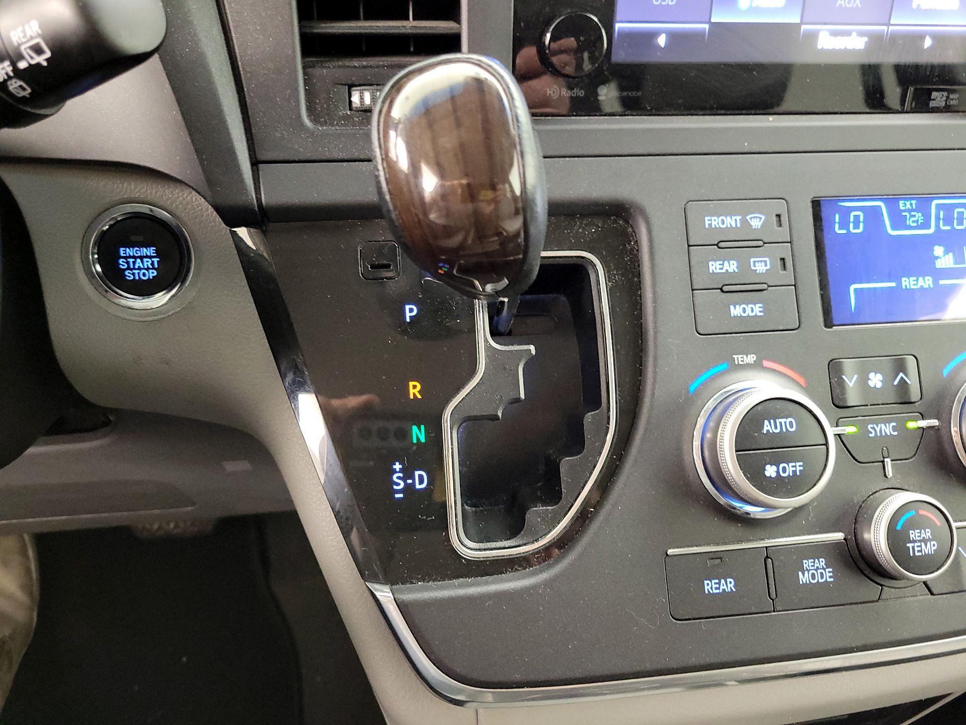 Thumbnail: 2015 Toyota Sienna - 18