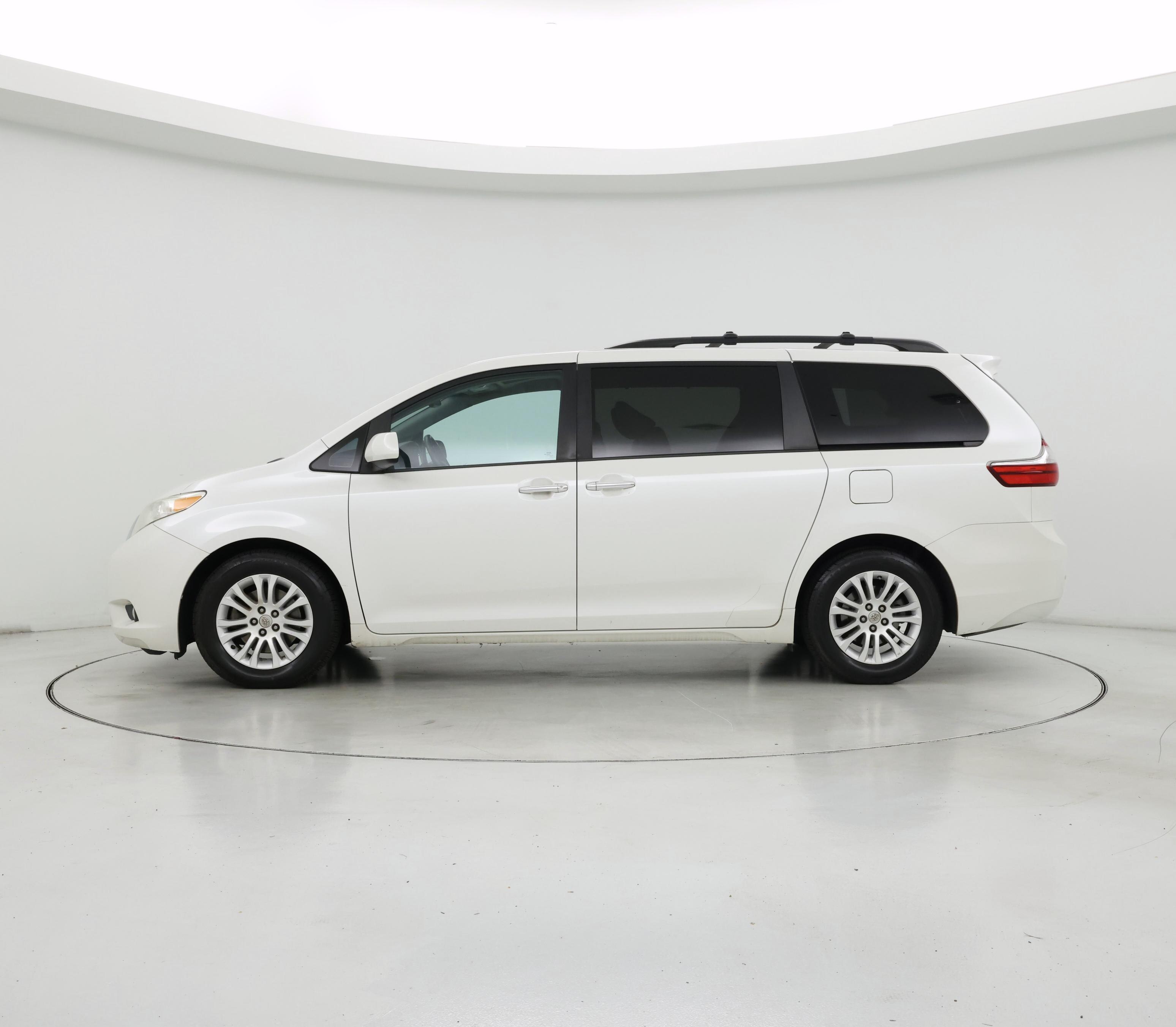 Thumbnail: 2015 Toyota Sienna - 3