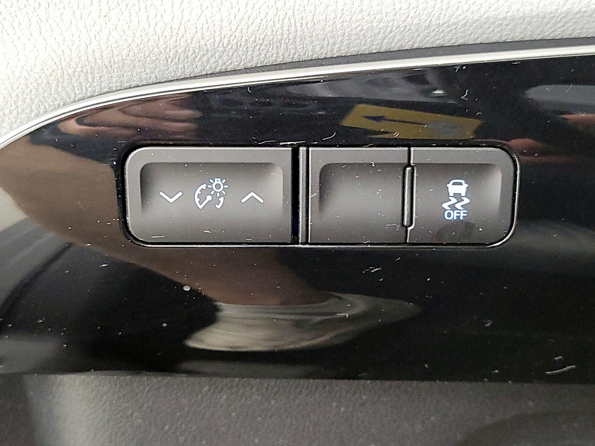 Thumbnail: 2016 Toyota Prius - 13