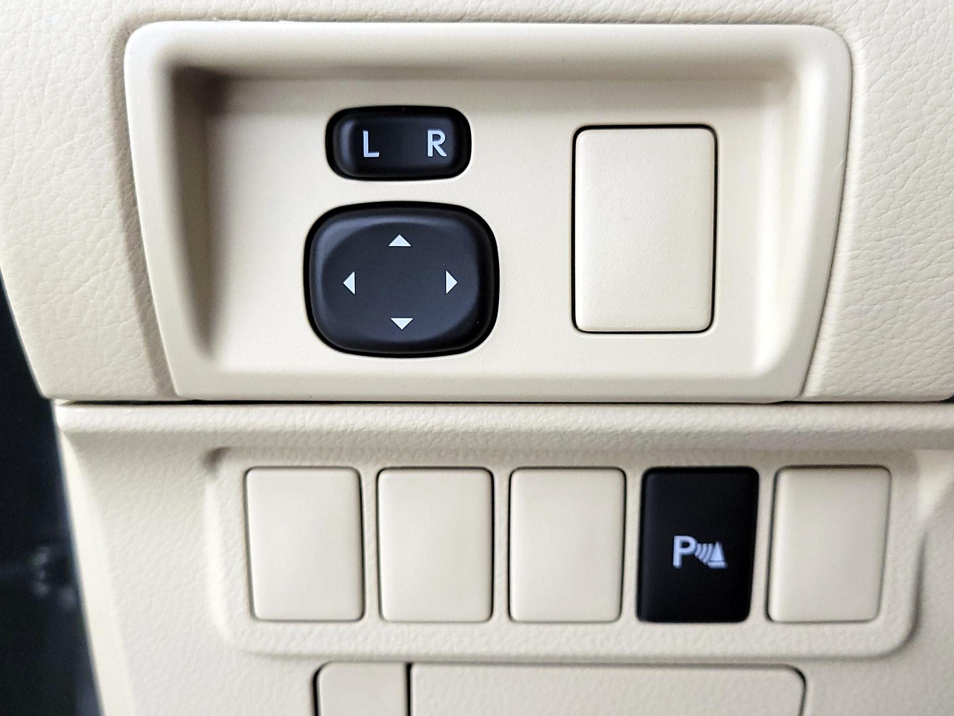 Thumbnail: 2013 Lexus ES - 13