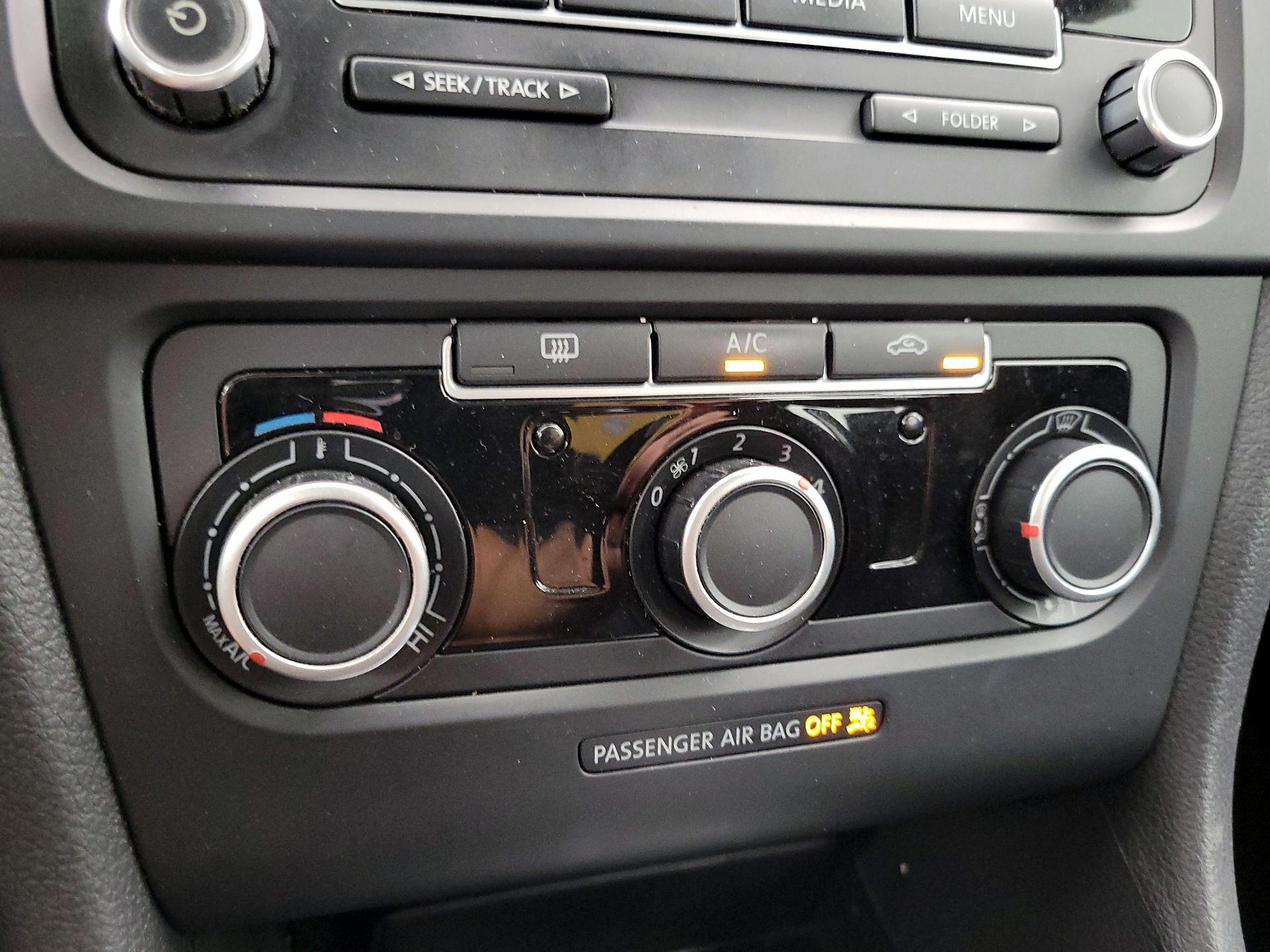 Thumbnail: 2014 Volkswagen Golf - 15