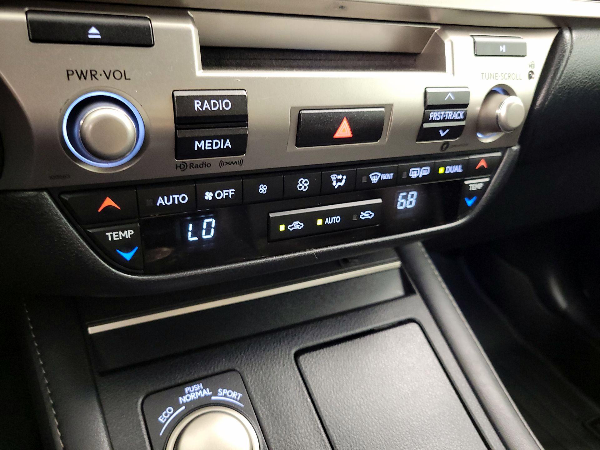 Thumbnail: 2017 Lexus ES - 16