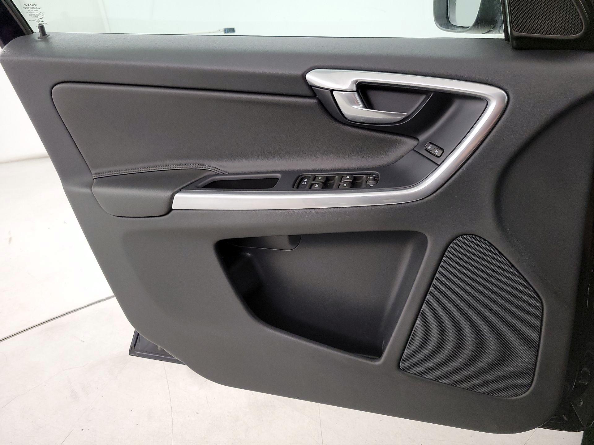 Thumbnail: 2016 Volvo XC60 - 12