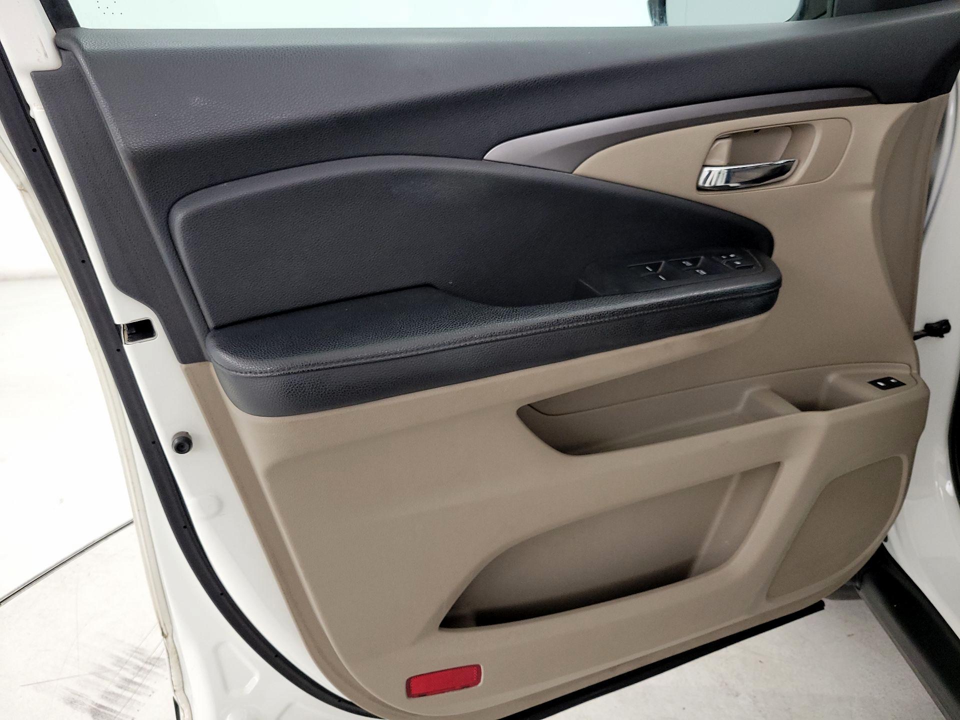 Thumbnail: 2016 Honda Pilot - 12