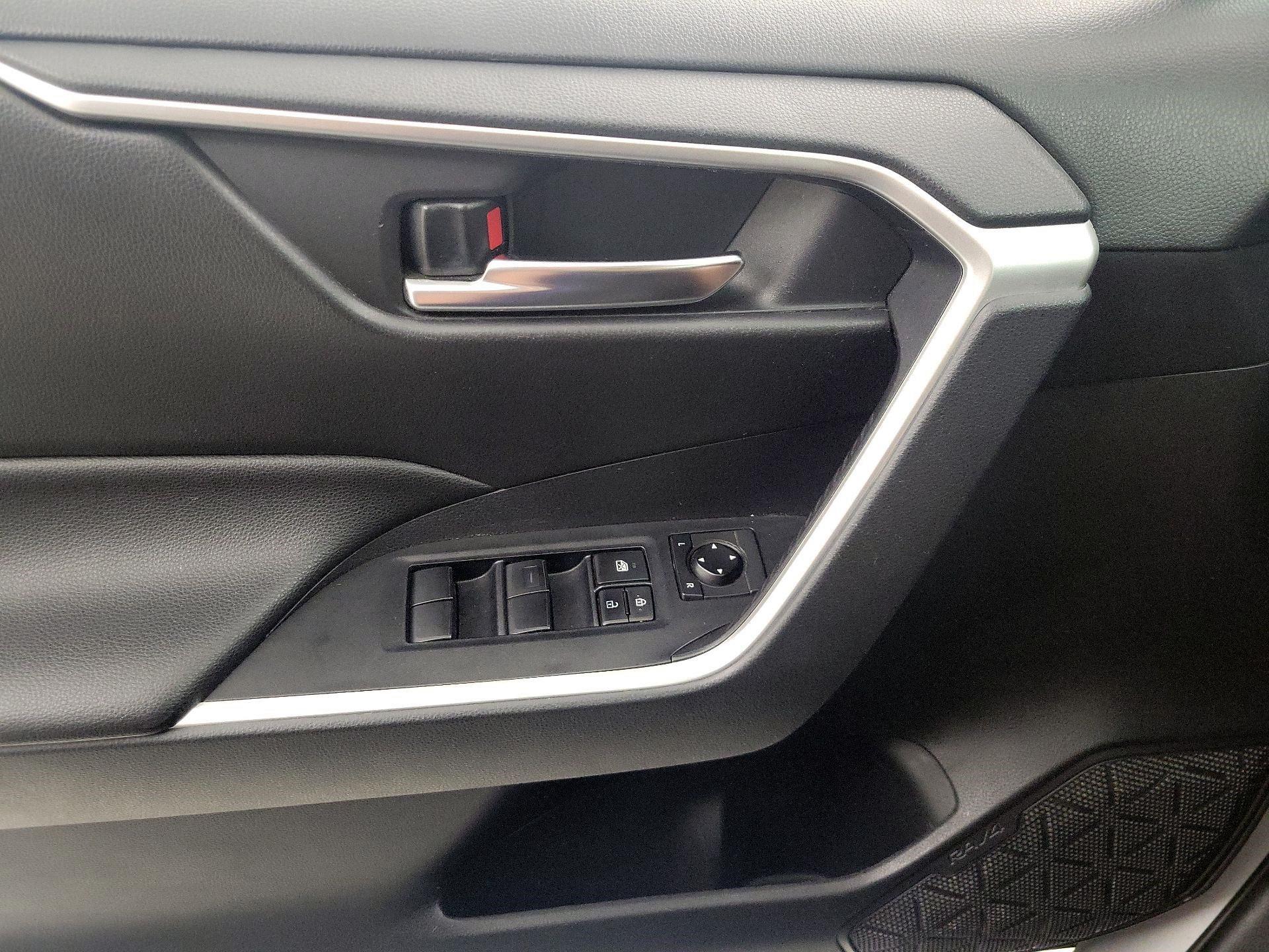 Thumbnail: 2019 Toyota RAV4 - 12