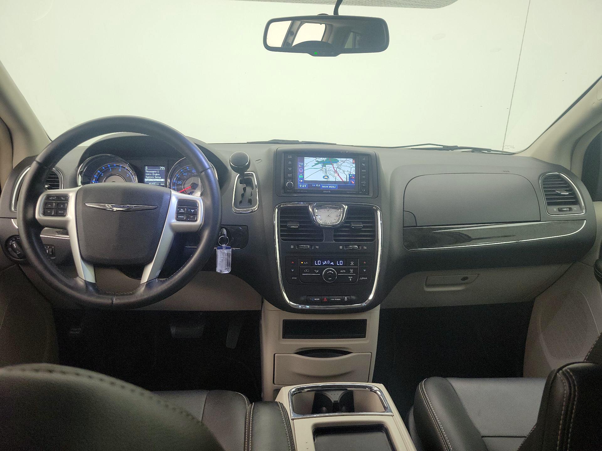 Thumbnail: 2016 Chrysler Town & Country - 9