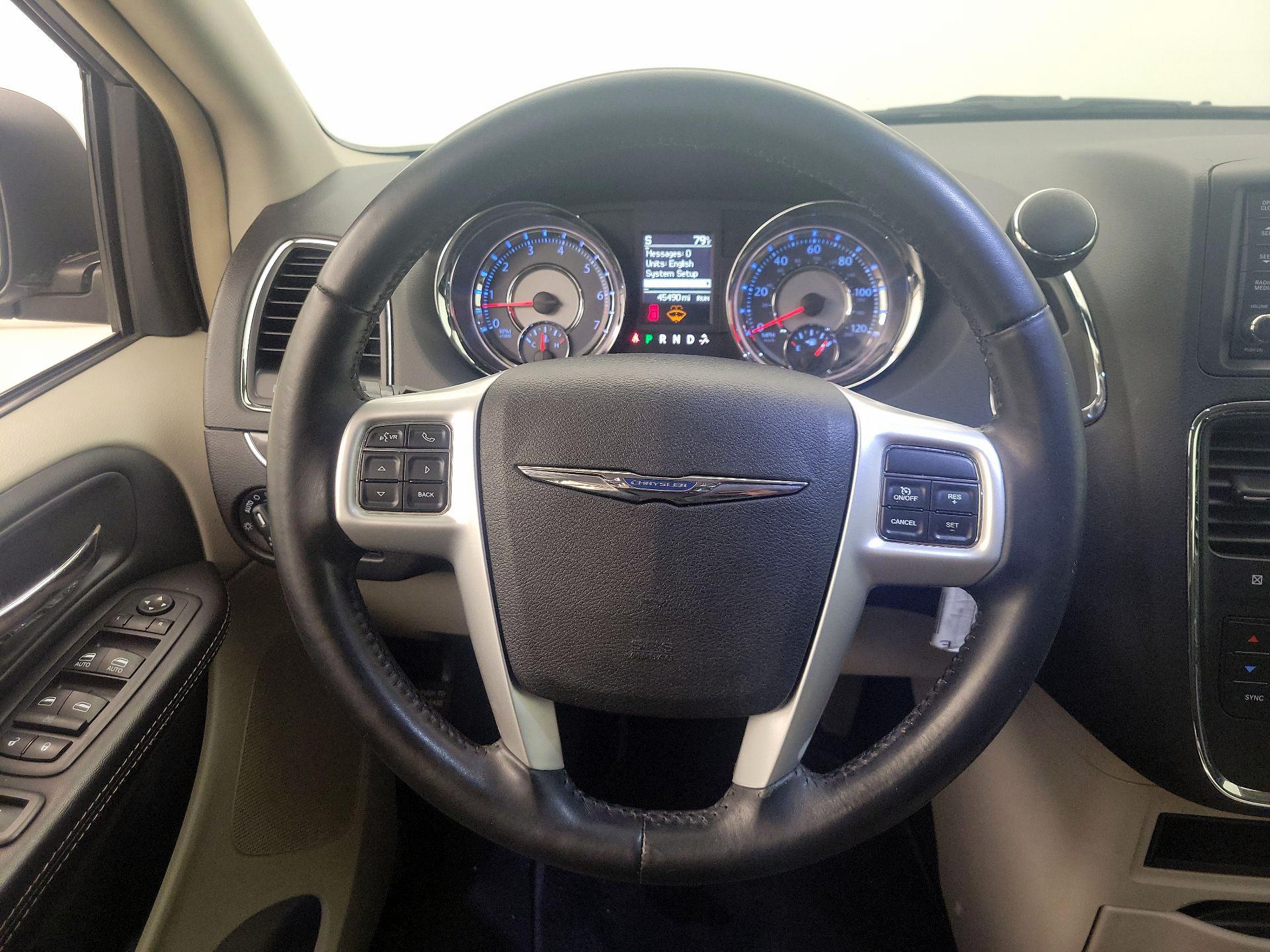 Thumbnail: 2016 Chrysler Town & Country - 10