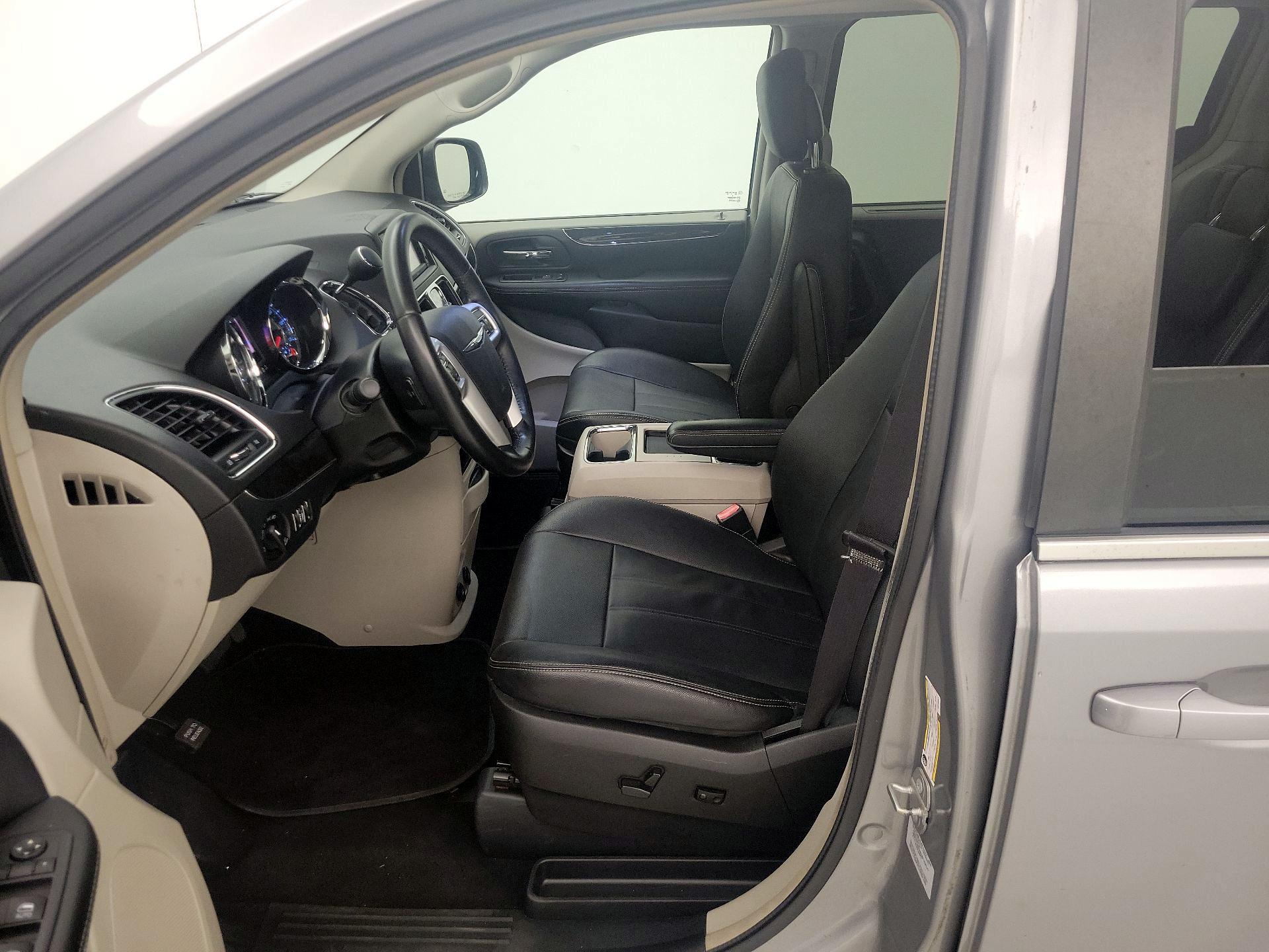 Thumbnail: 2016 Chrysler Town & Country - 11