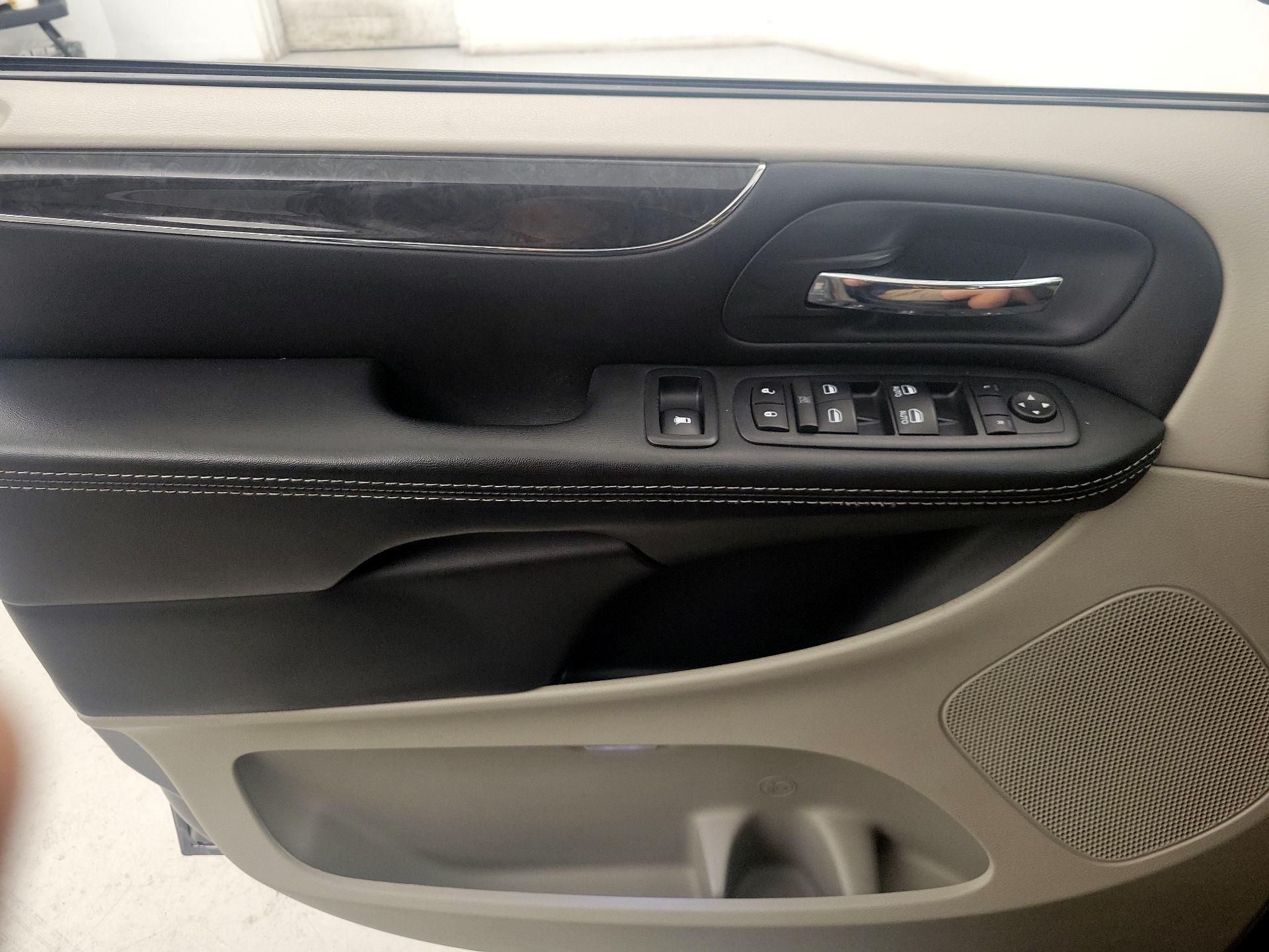 Thumbnail: 2016 Chrysler Town & Country - 12