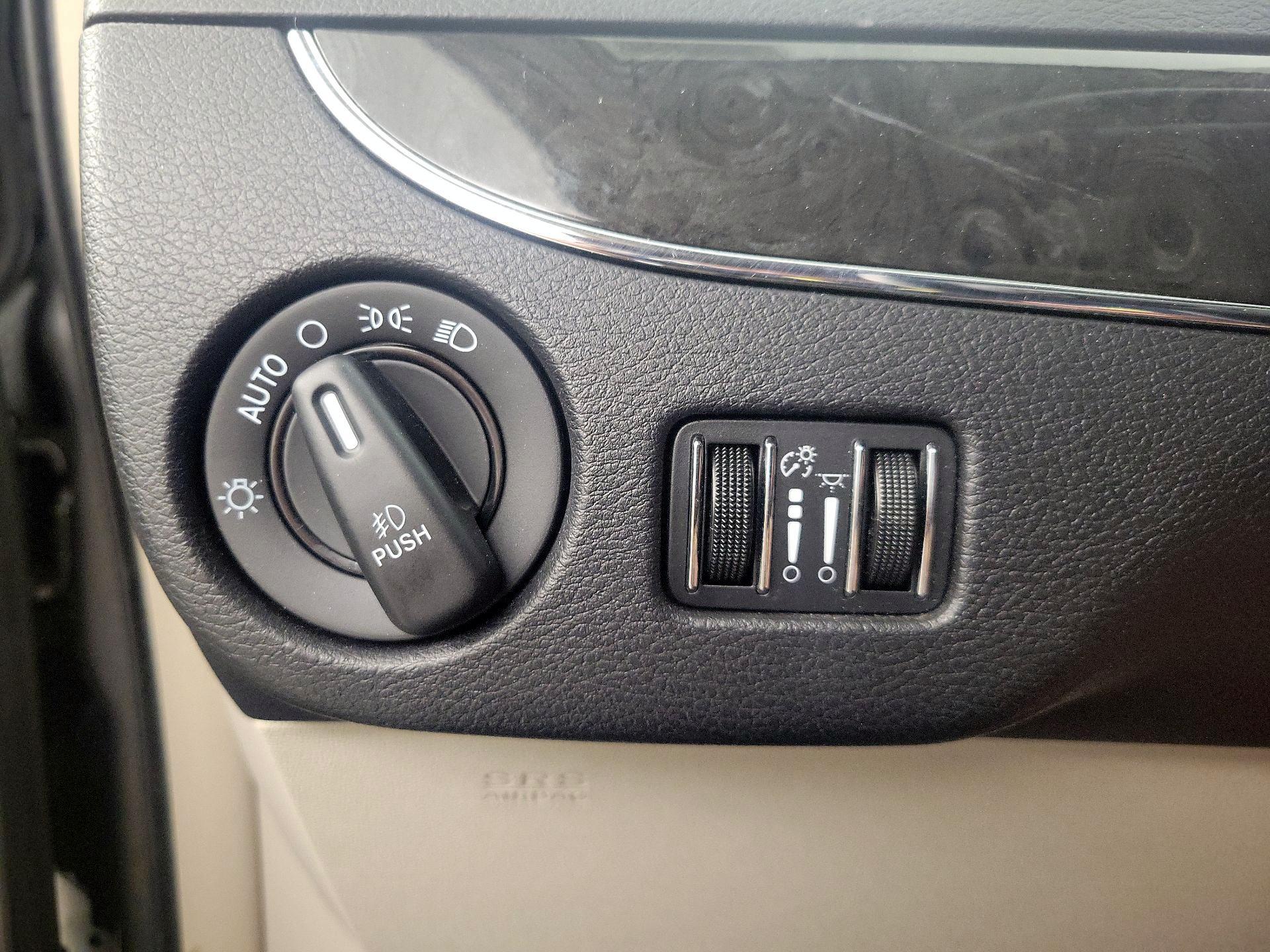 Thumbnail: 2016 Chrysler Town & Country - 13