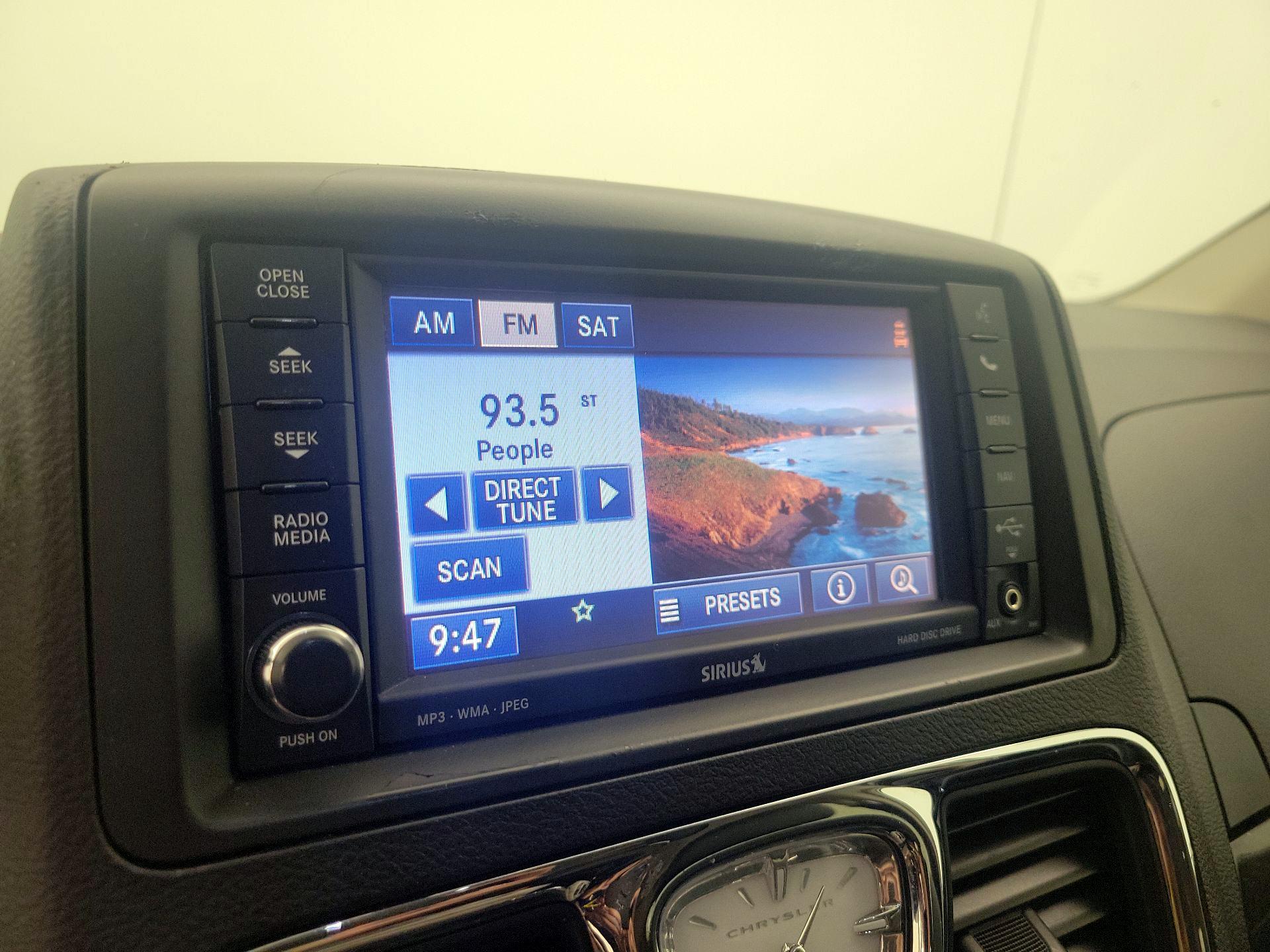 Thumbnail: 2016 Chrysler Town & Country - 16