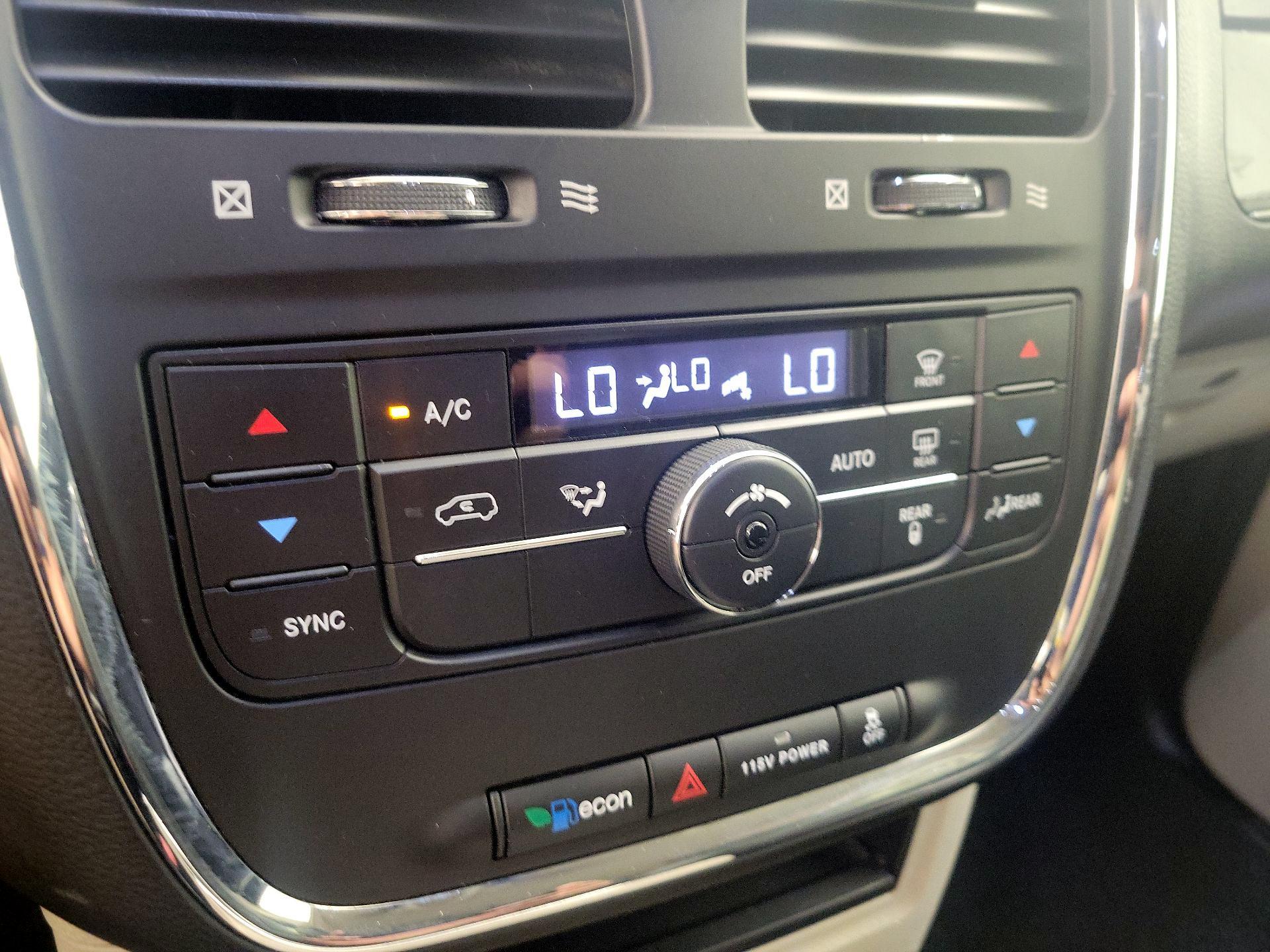 Thumbnail: 2016 Chrysler Town & Country - 17