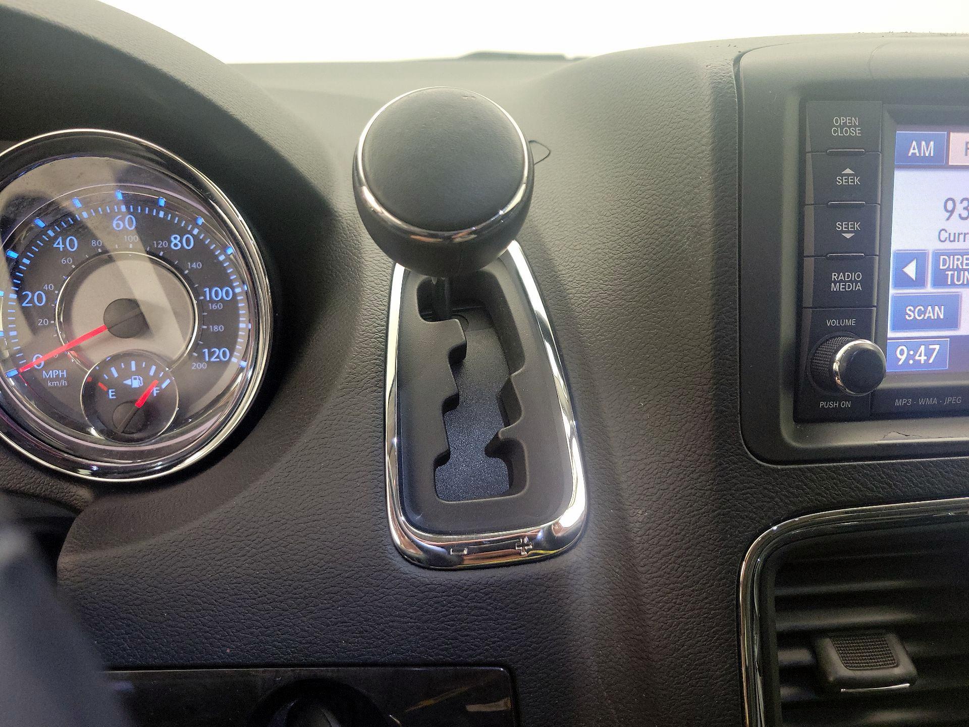 Thumbnail: 2016 Chrysler Town & Country - 18