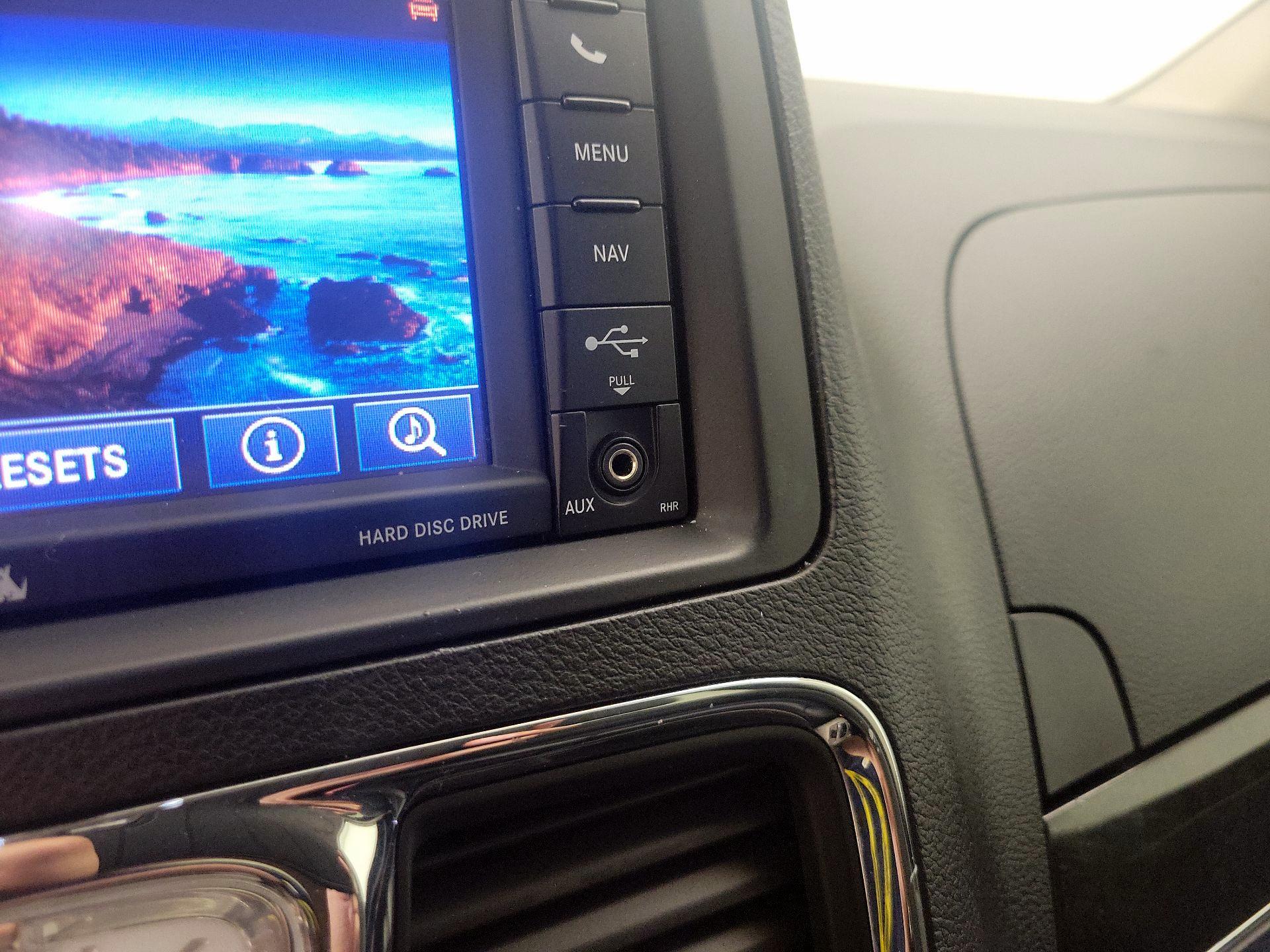 Thumbnail: 2016 Chrysler Town & Country - 19