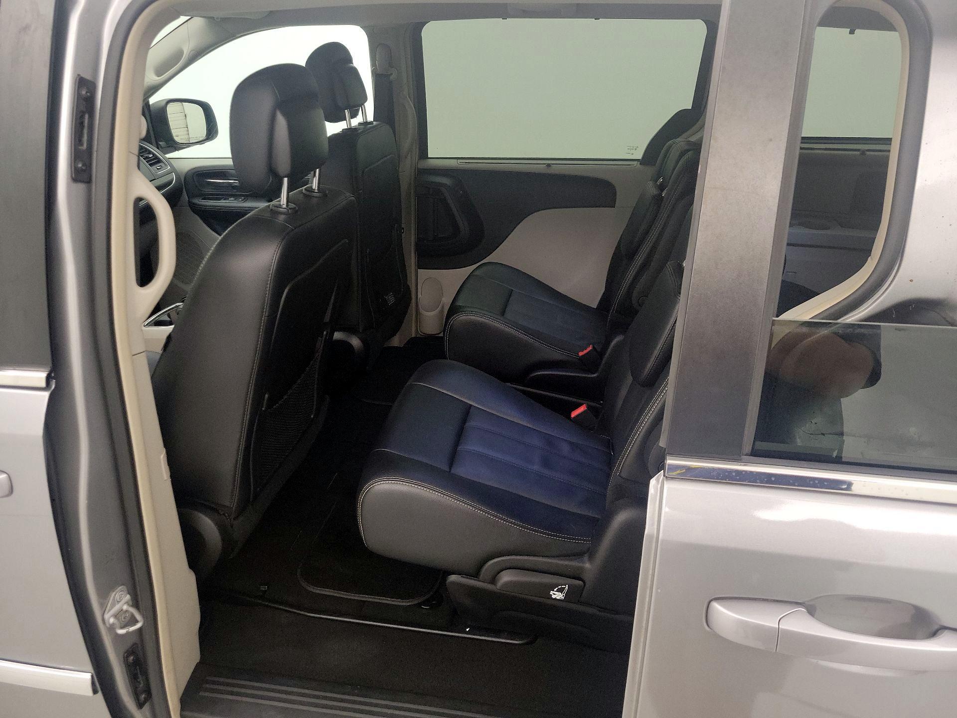 Thumbnail: 2016 Chrysler Town & Country - 20
