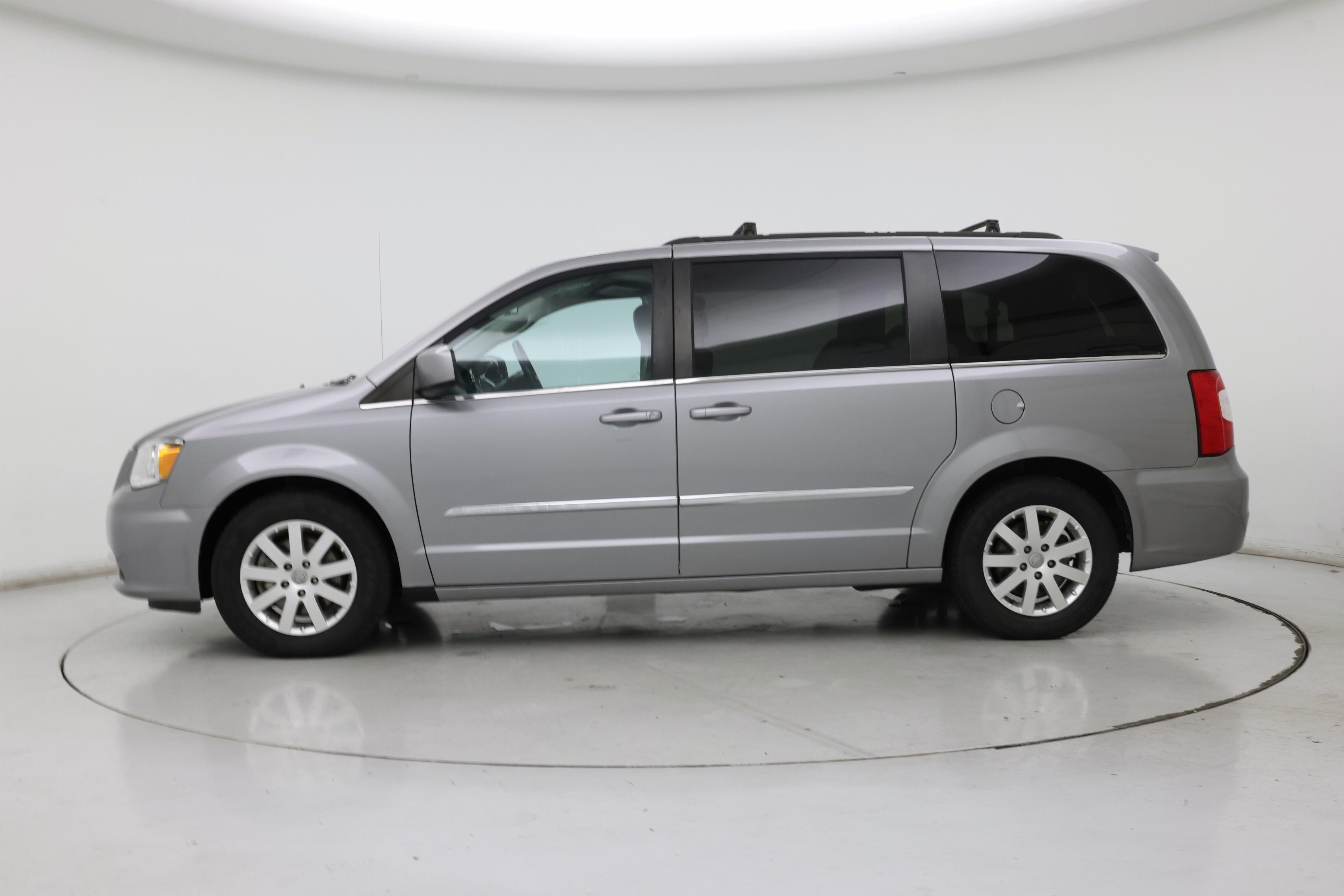 Thumbnail: 2016 Chrysler Town & Country - 3