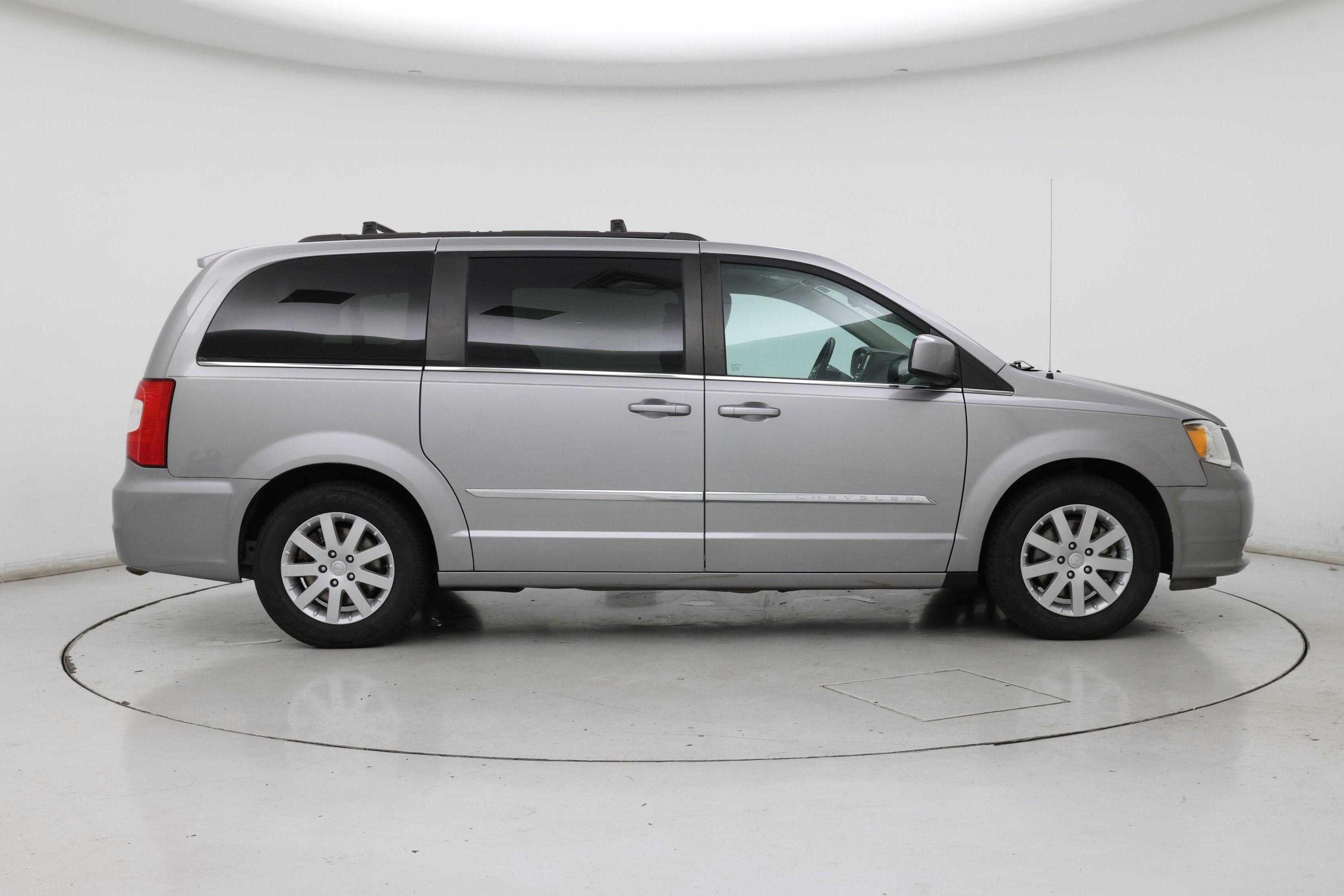 Thumbnail: 2016 Chrysler Town & Country - 7