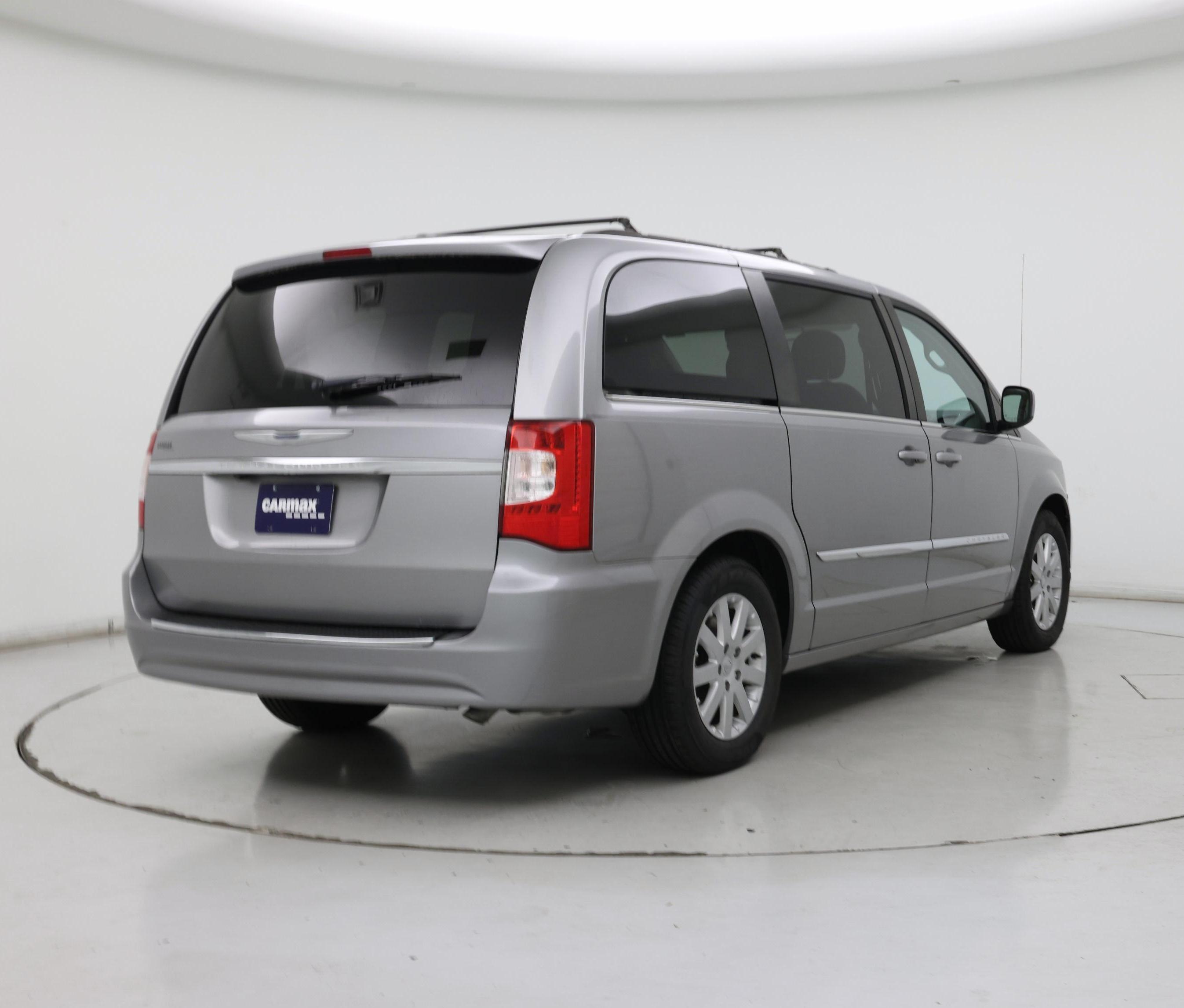 Thumbnail: 2016 Chrysler Town & Country - 8