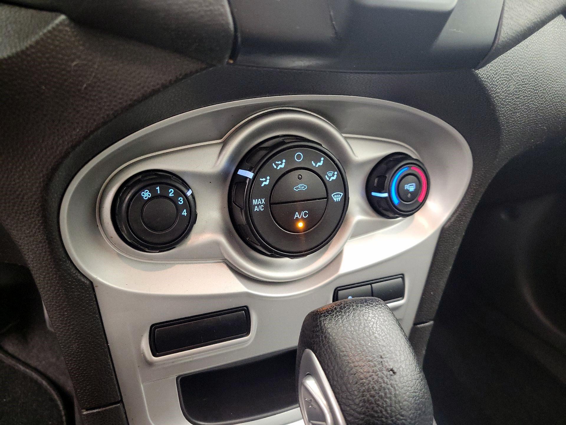Thumbnail: 2015 Ford Fiesta - 15