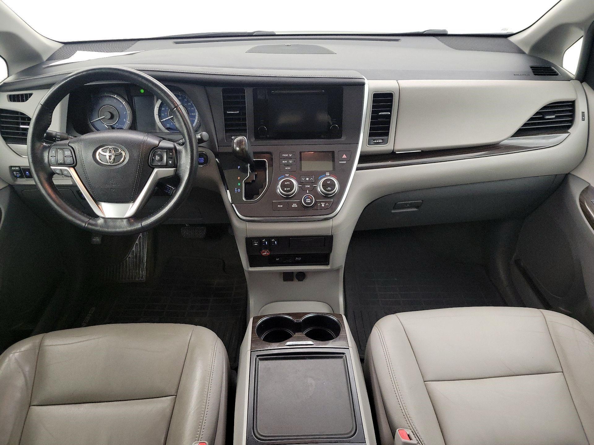 Thumbnail: 2015 Toyota Sienna - 9