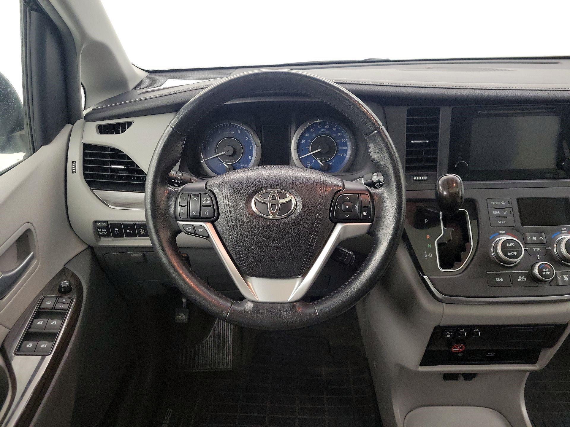 Thumbnail: 2015 Toyota Sienna - 10