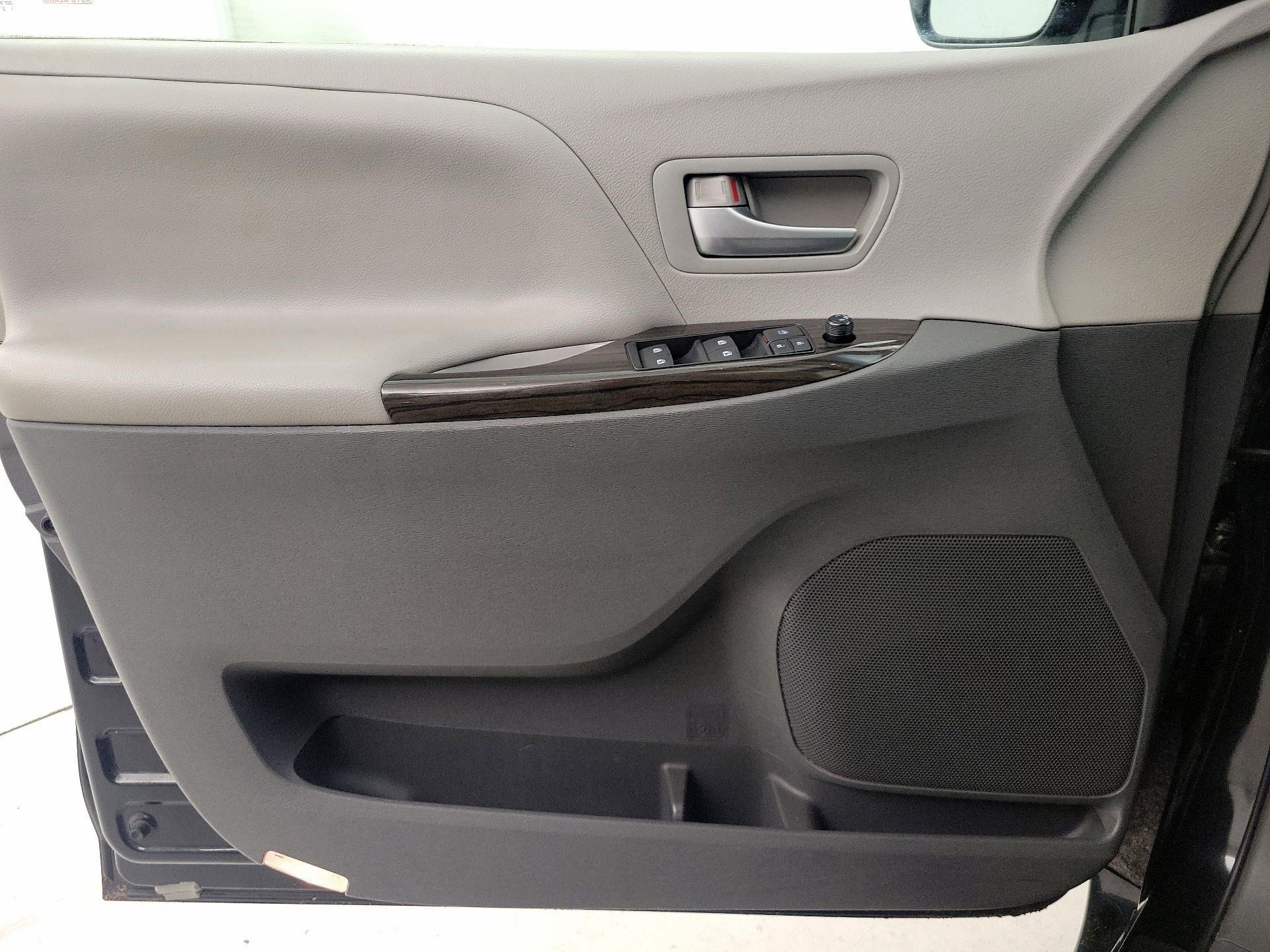 Thumbnail: 2015 Toyota Sienna - 12