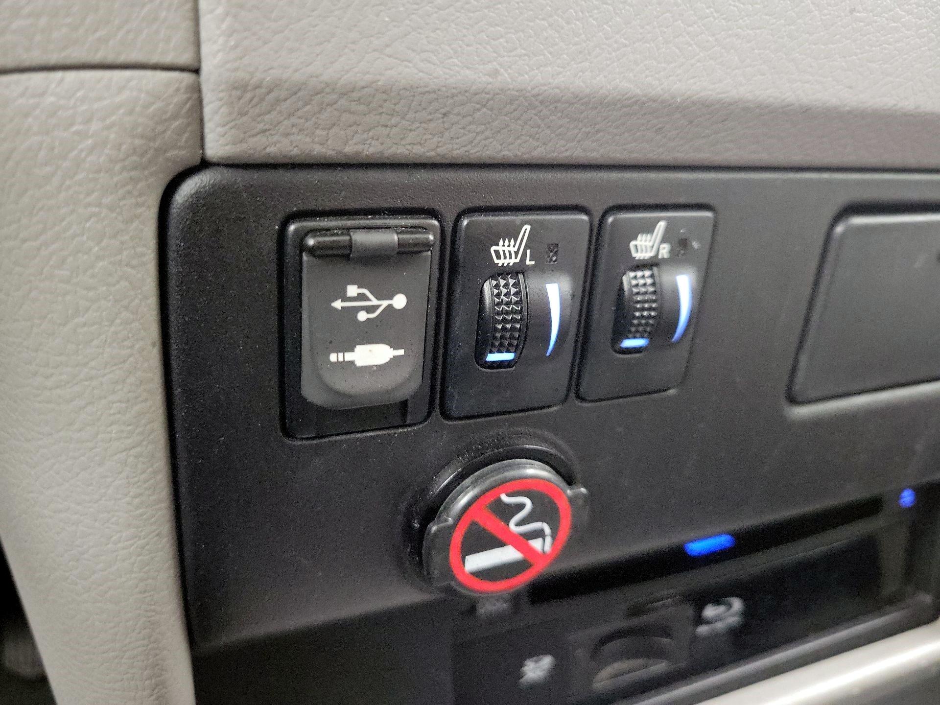 Thumbnail: 2015 Toyota Sienna - 19