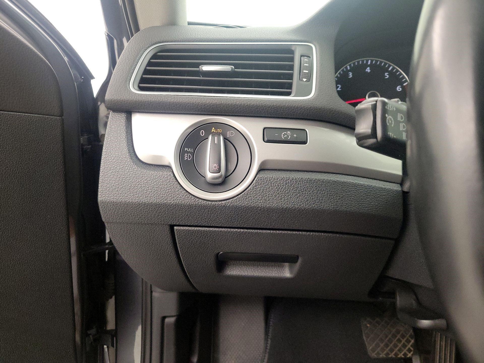 Thumbnail: 2015 Volkswagen Passat - 13
