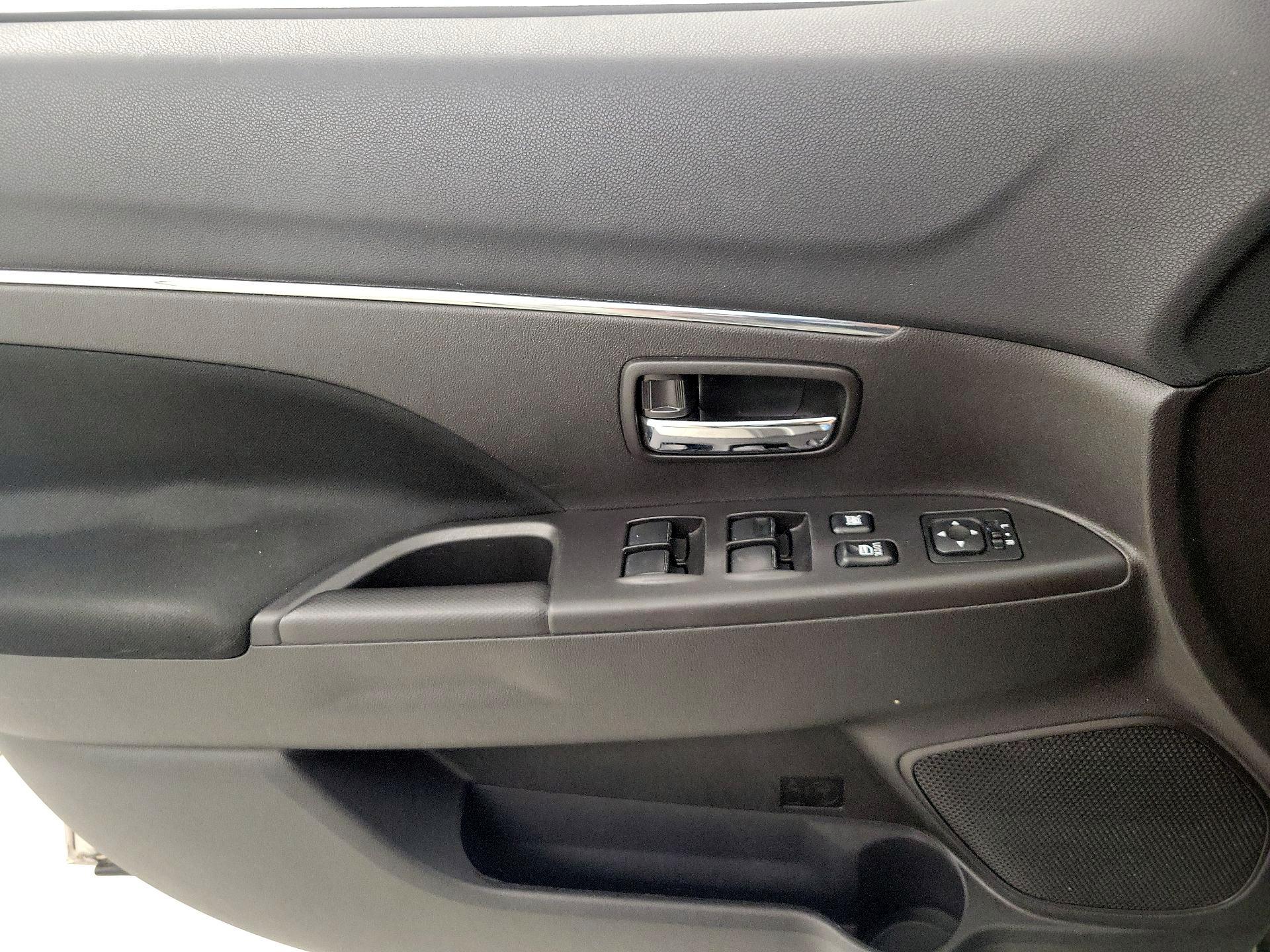Thumbnail: 2015 Mitsubishi Outlander Sport - 12