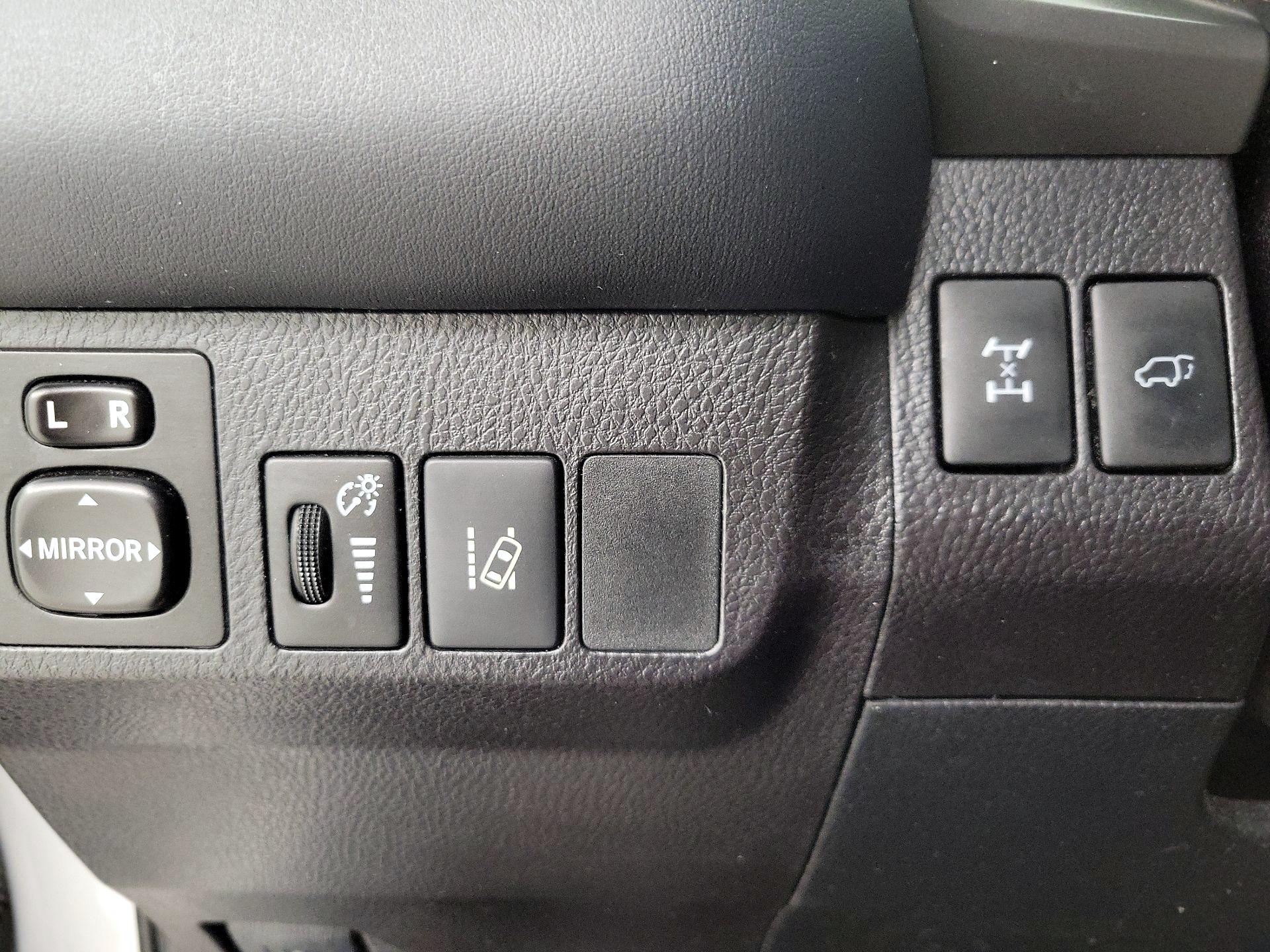 Thumbnail: 2016 Toyota RAV4 - 13