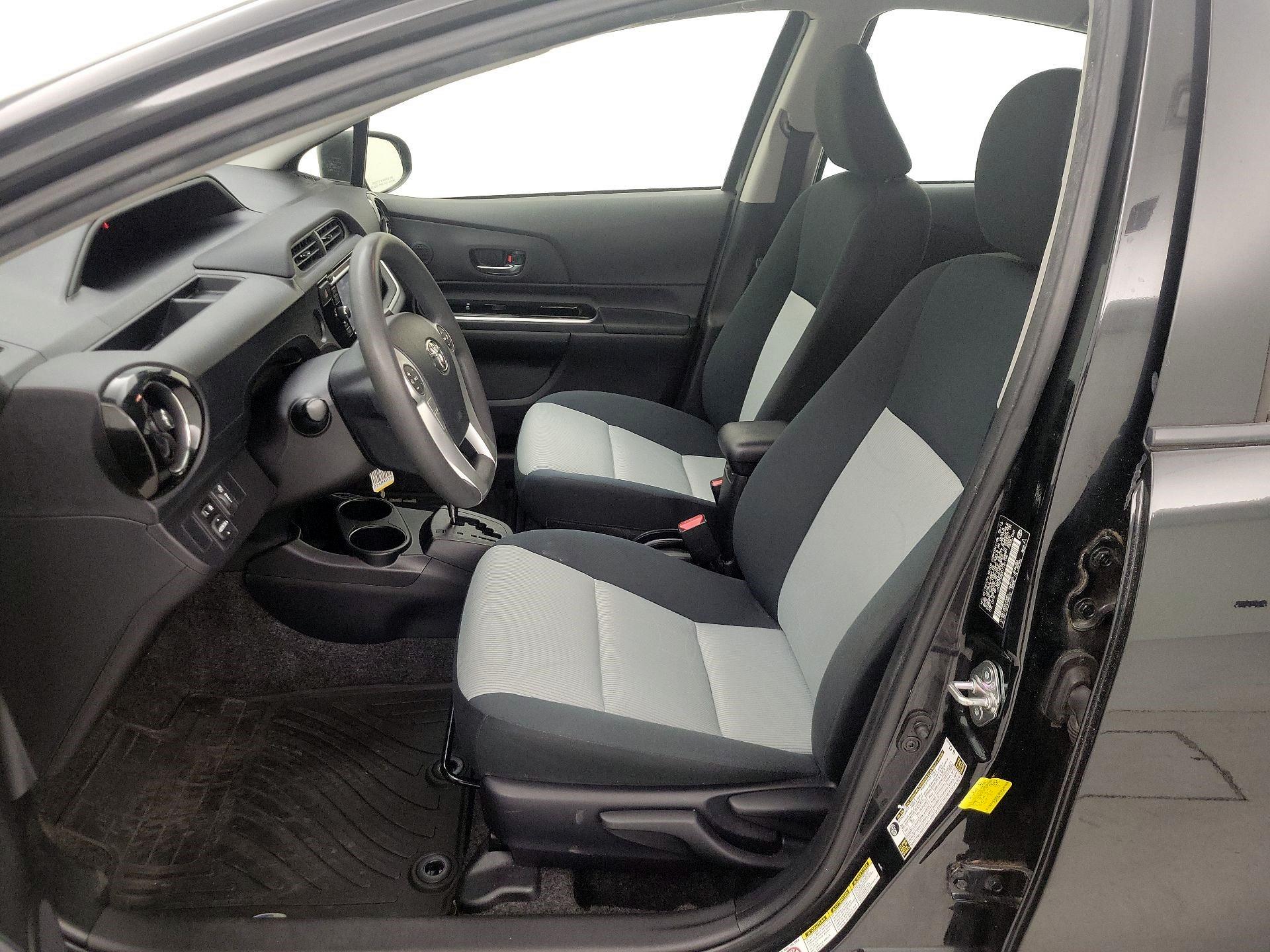 Thumbnail: 2016 Toyota Prius c - 11