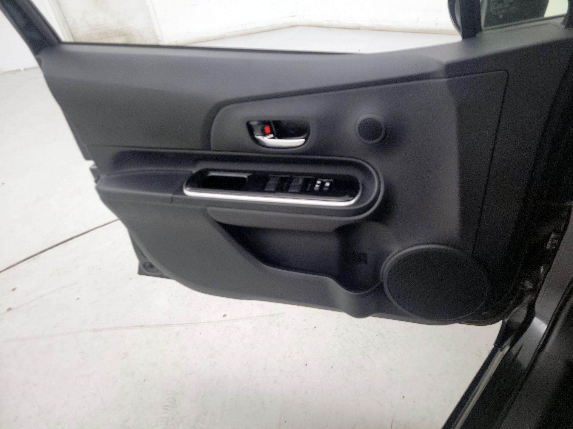 Thumbnail: 2016 Toyota Prius c - 12