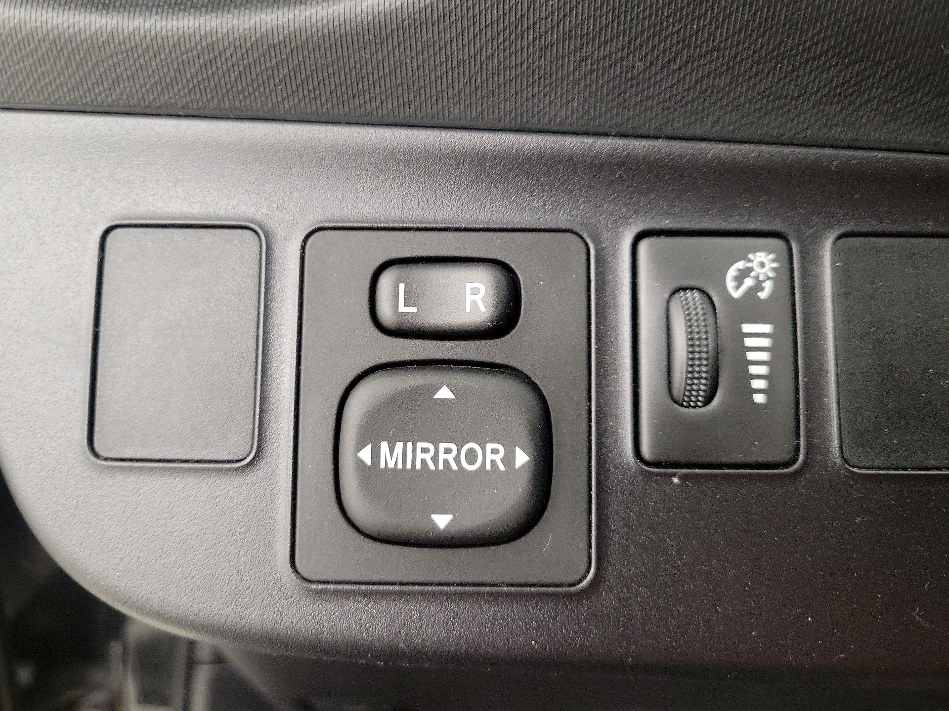 Thumbnail: 2016 Toyota Prius c - 13