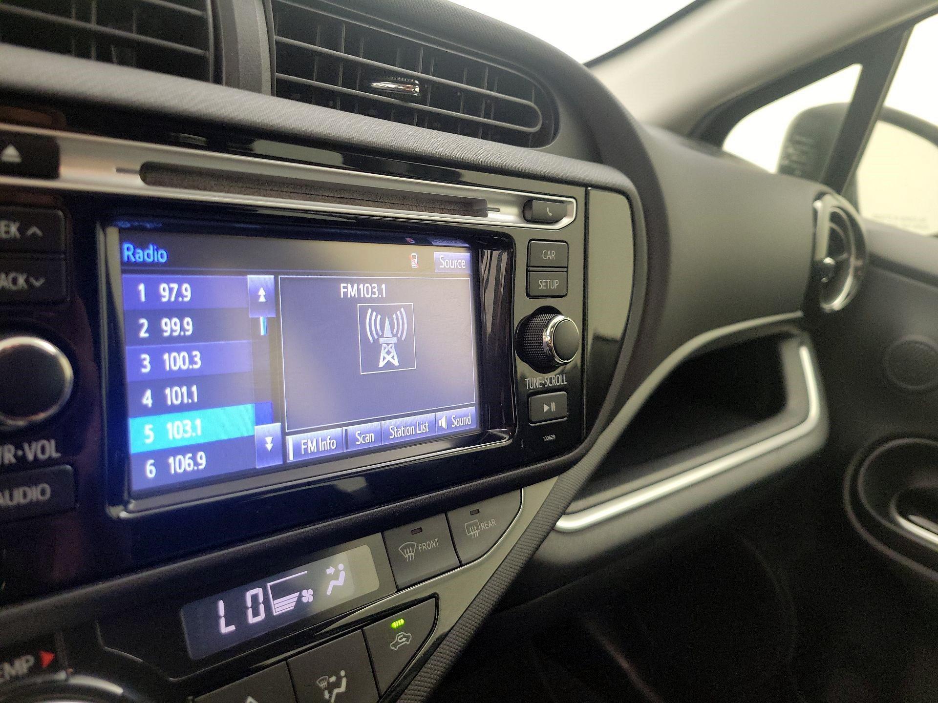 Thumbnail: 2016 Toyota Prius c - 14