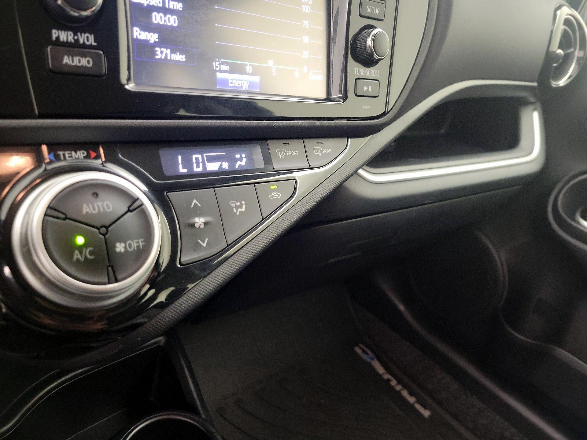 Thumbnail: 2016 Toyota Prius c - 15