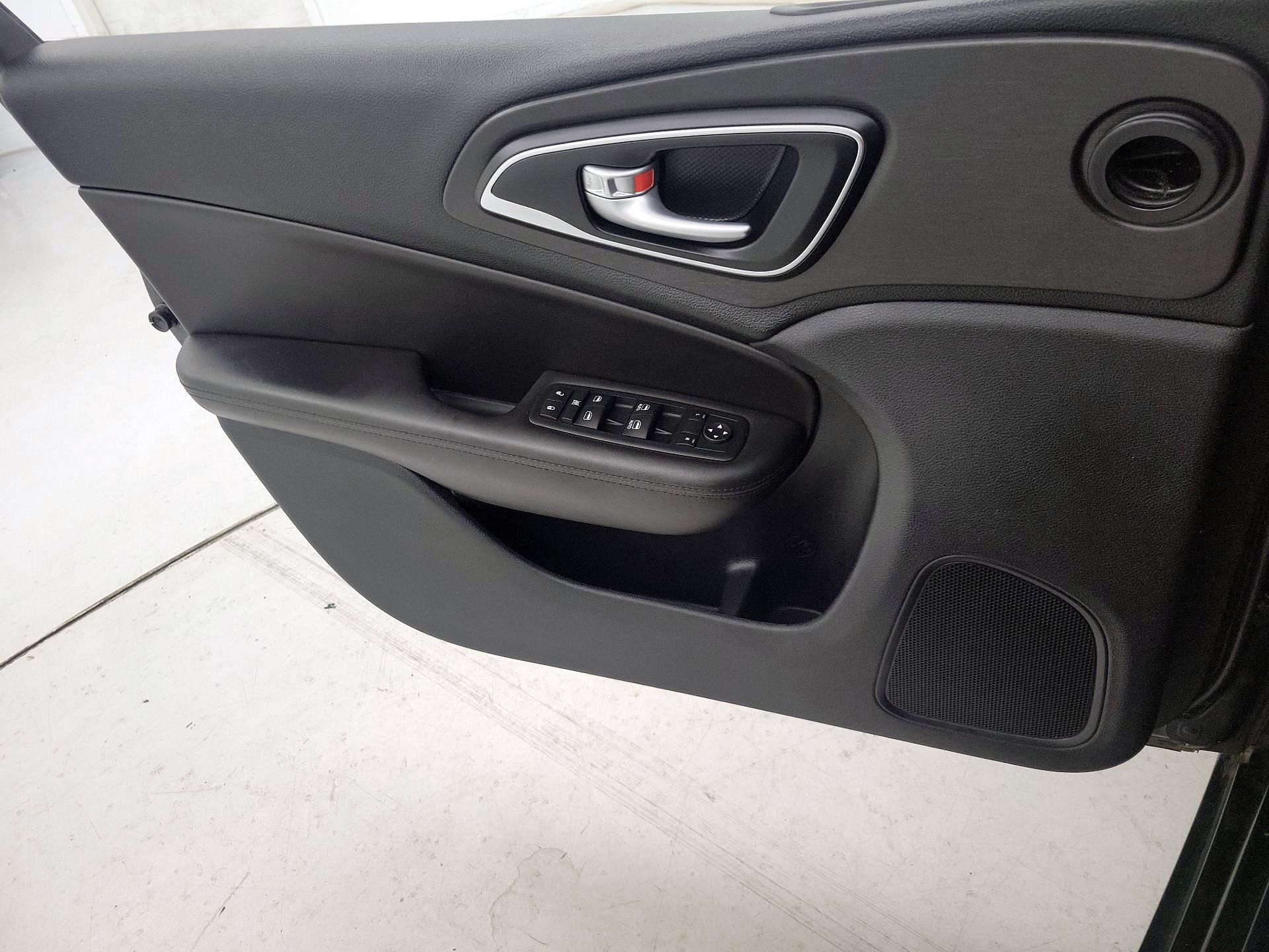 Thumbnail: 2016 Chrysler 200 - 12