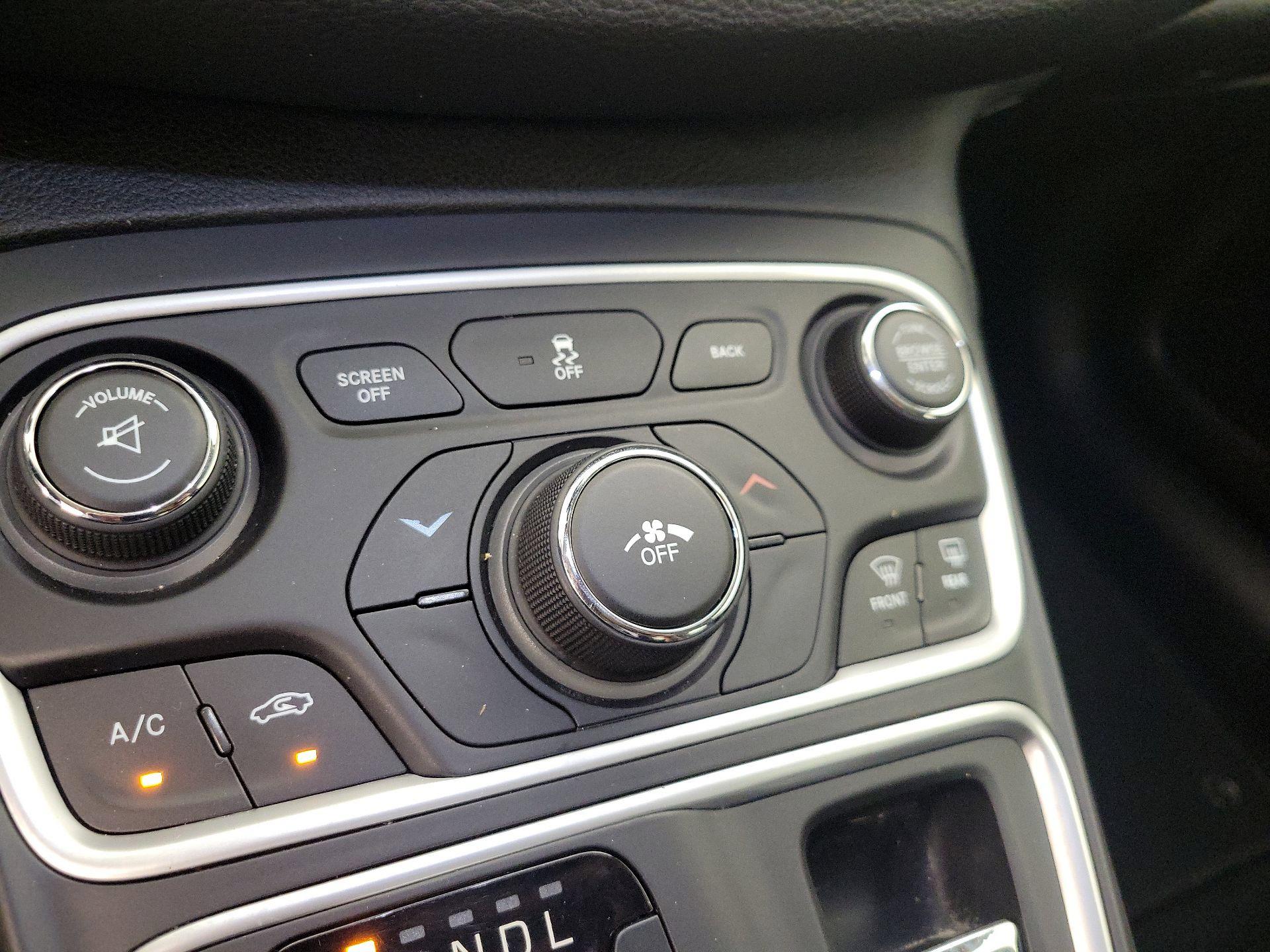 Thumbnail: 2016 Chrysler 200 - 17