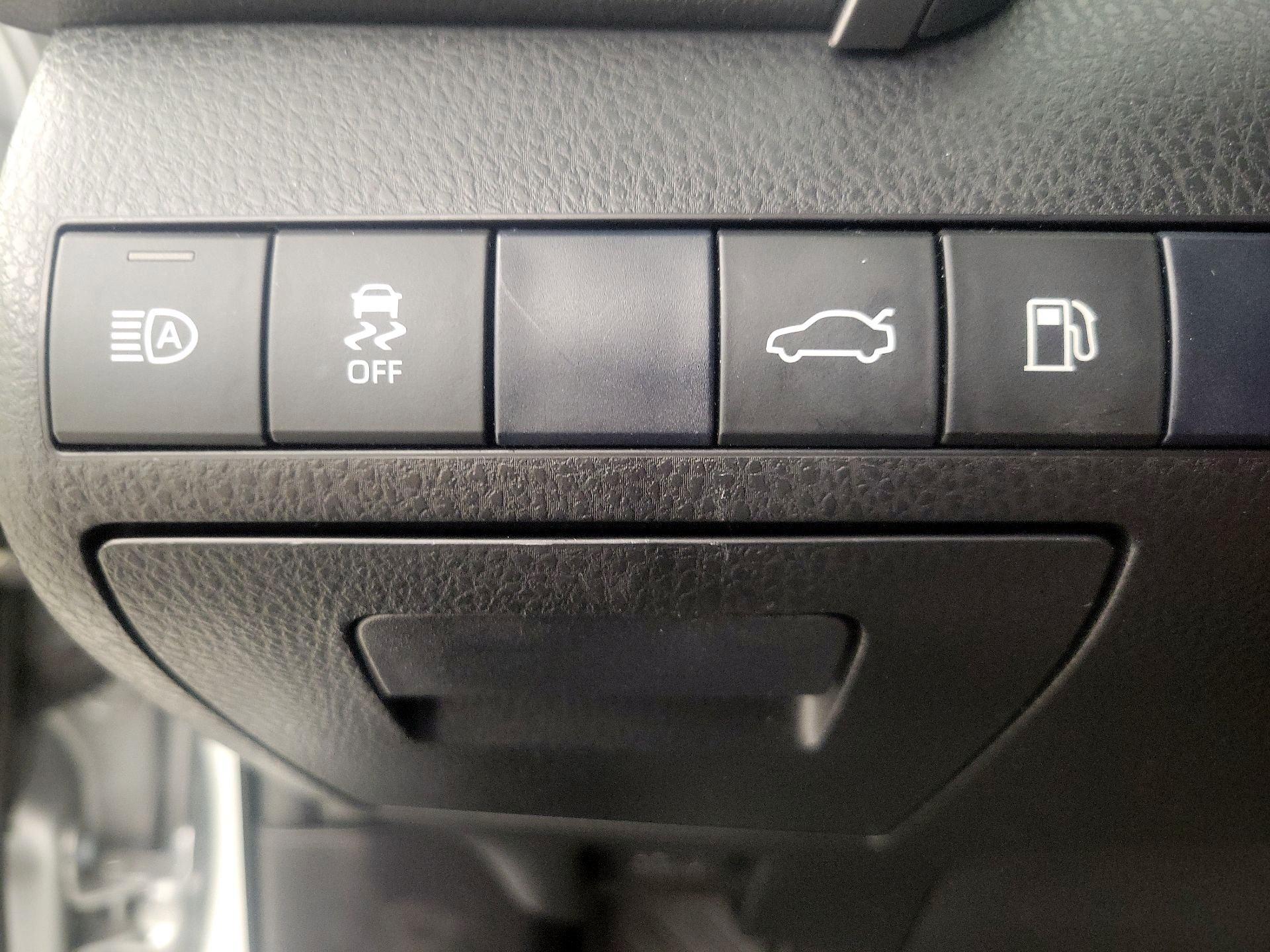 Thumbnail: 2018 Toyota Camry - 11