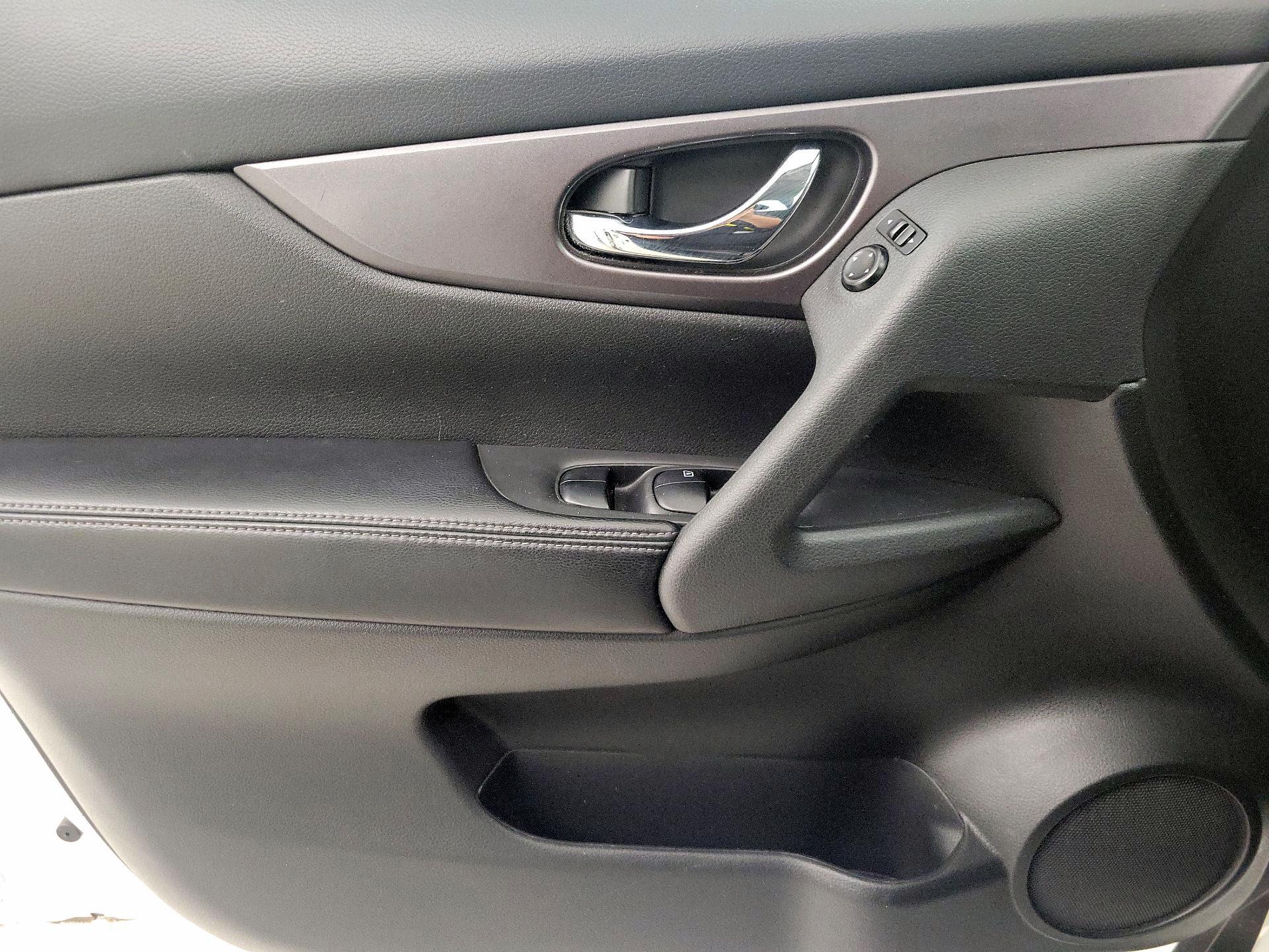 Thumbnail: 2016 Nissan Rogue - 12