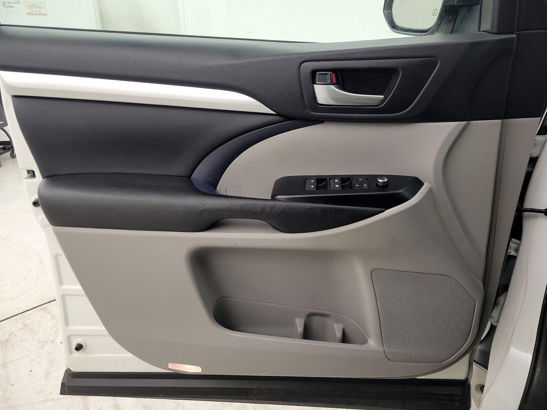 Thumbnail: 2016 Toyota Highlander - 12