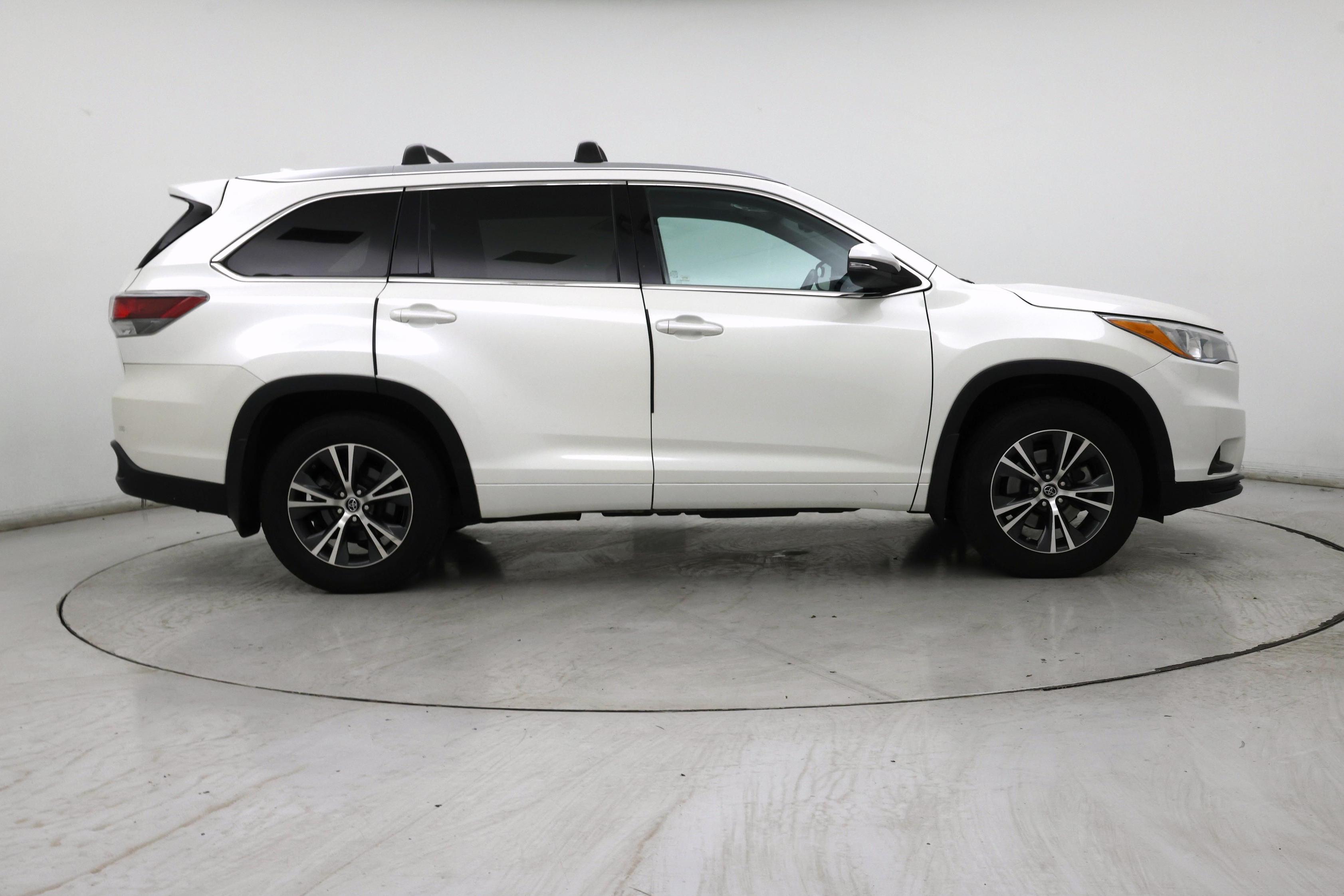 Thumbnail: 2016 Toyota Highlander - 7
