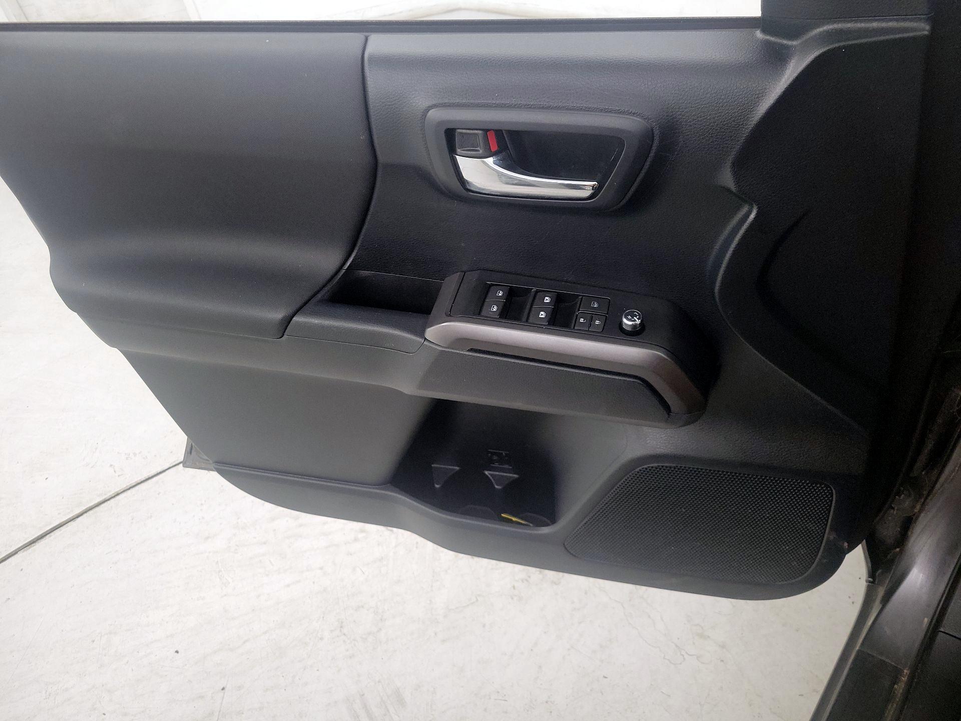 Thumbnail: 2016 Toyota Tacoma - 12