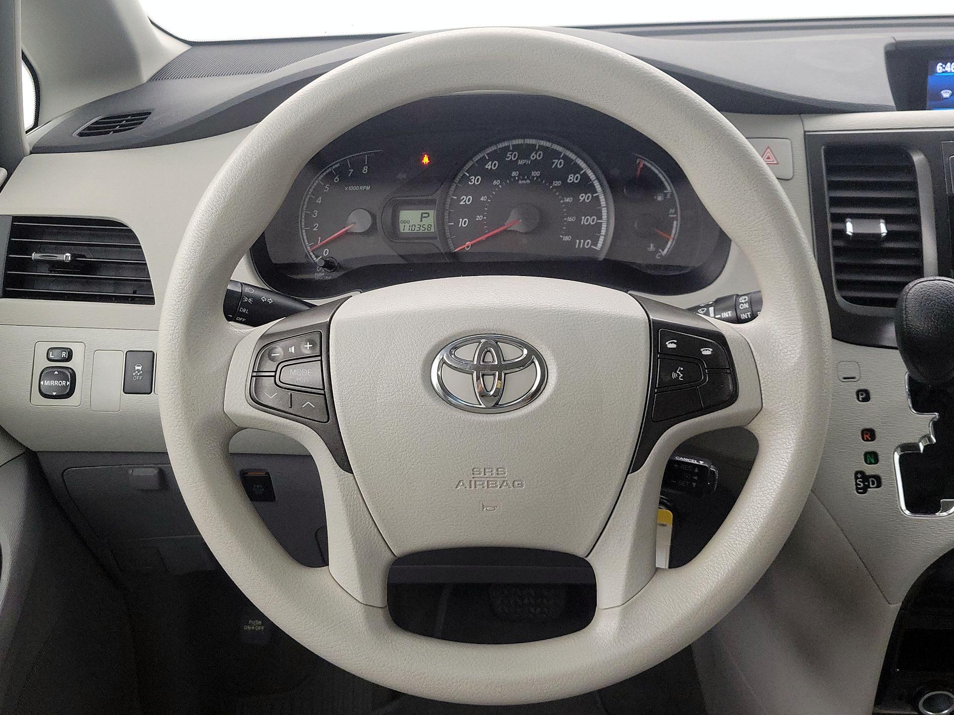 Thumbnail: 2014 Toyota Sienna - 10