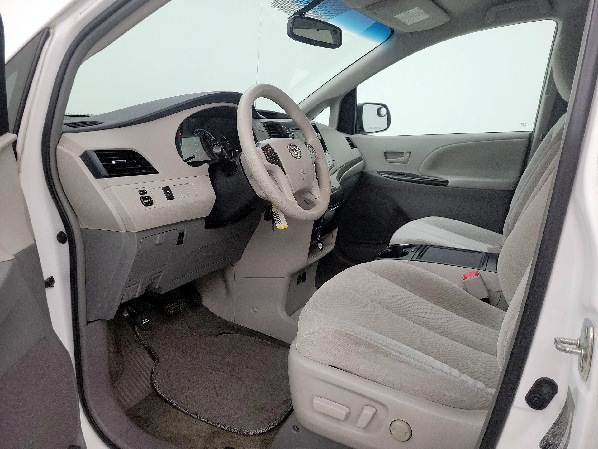 Thumbnail: 2014 Toyota Sienna - 11