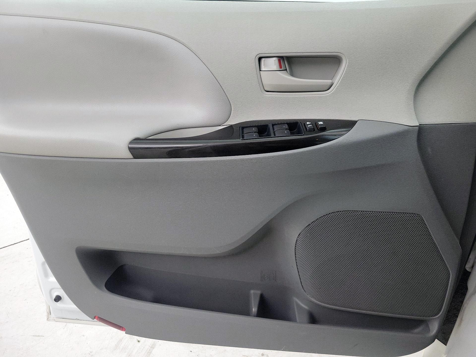 Thumbnail: 2014 Toyota Sienna - 12