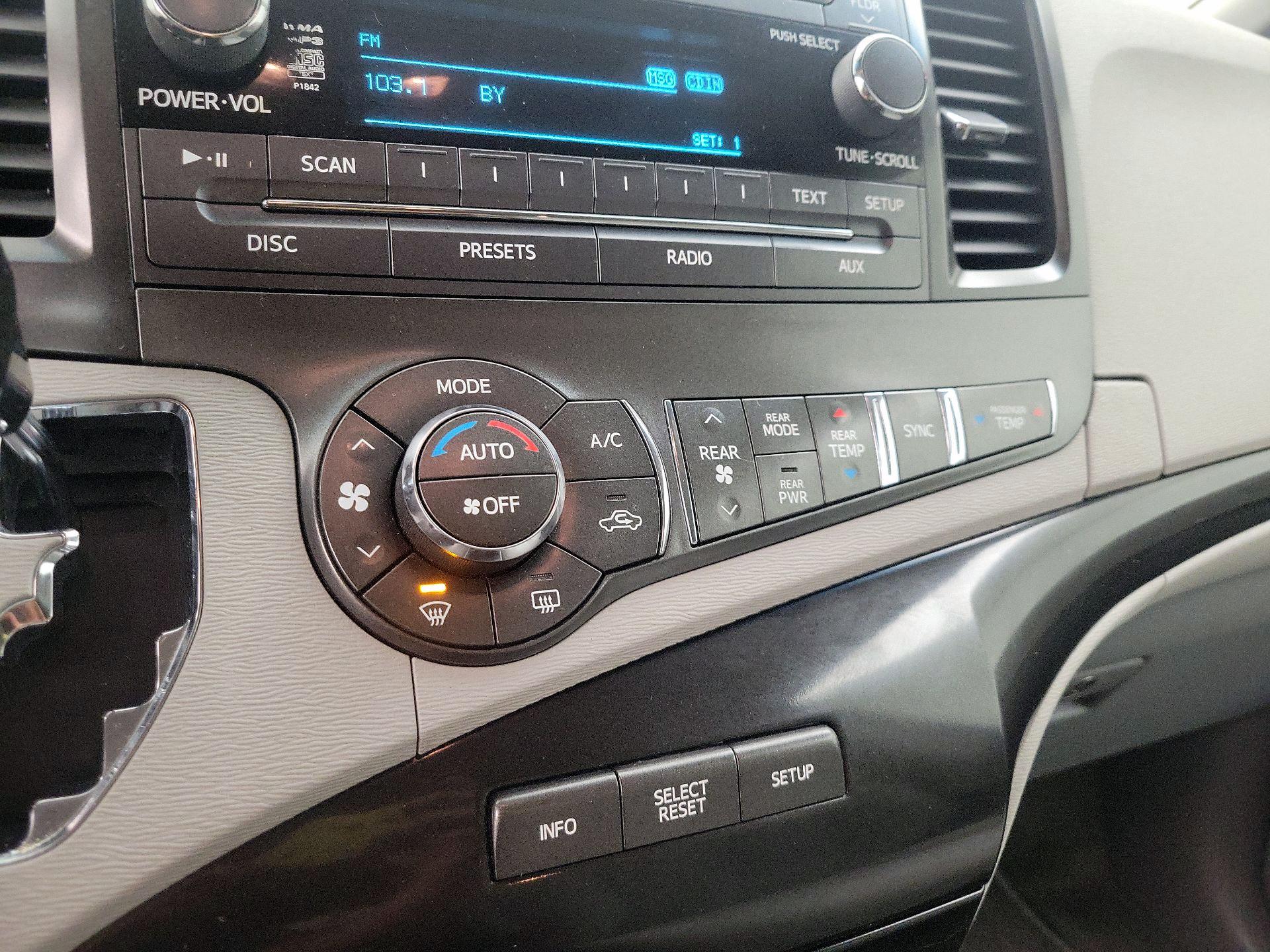 Thumbnail: 2014 Toyota Sienna - 16
