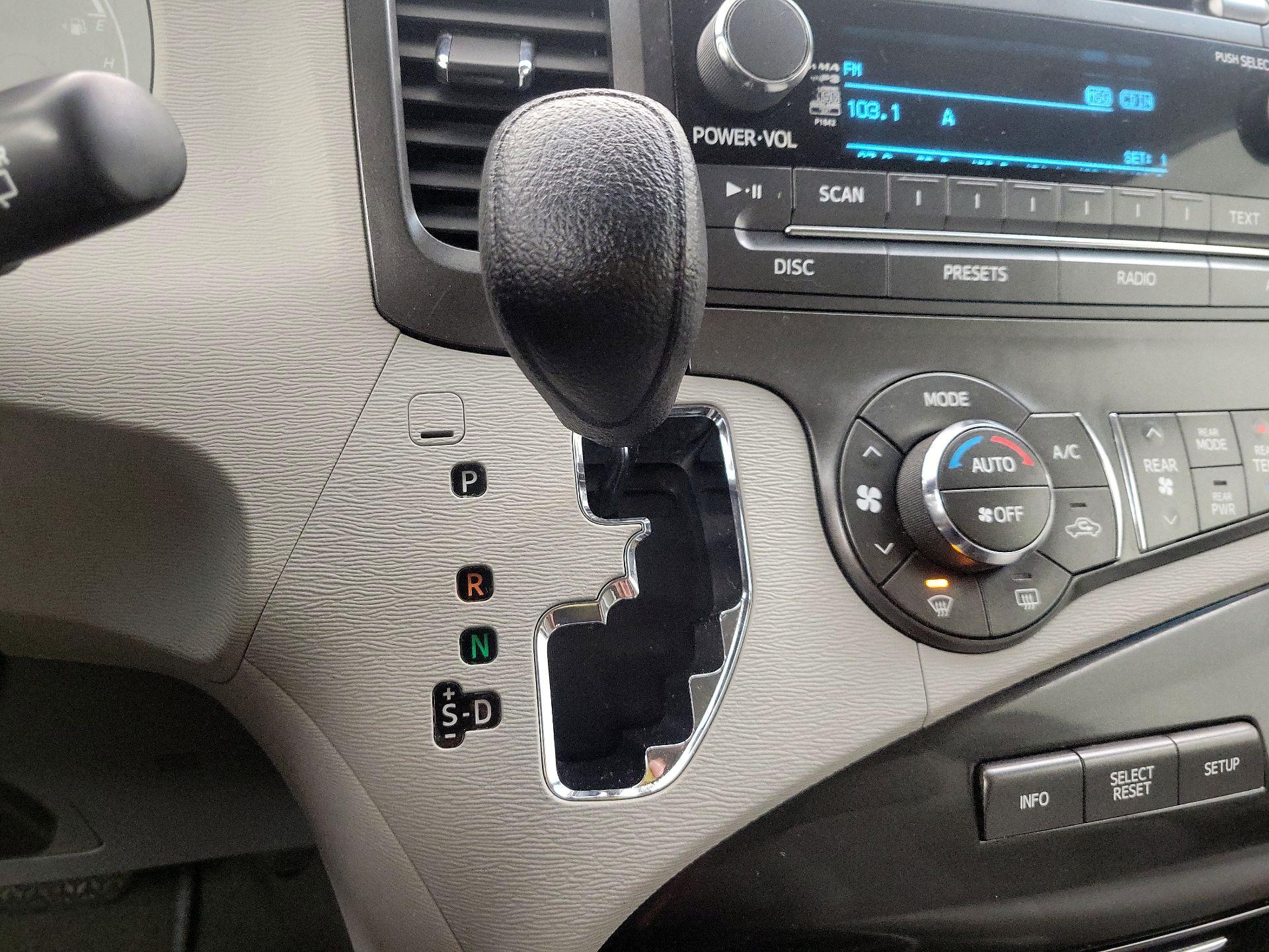 Thumbnail: 2014 Toyota Sienna - 17