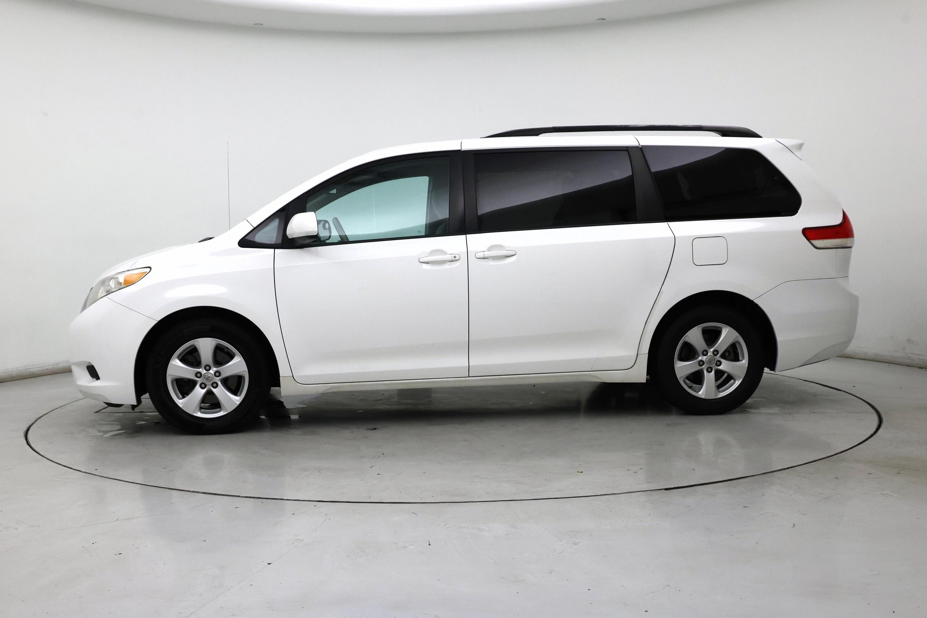 Thumbnail: 2014 Toyota Sienna - 3