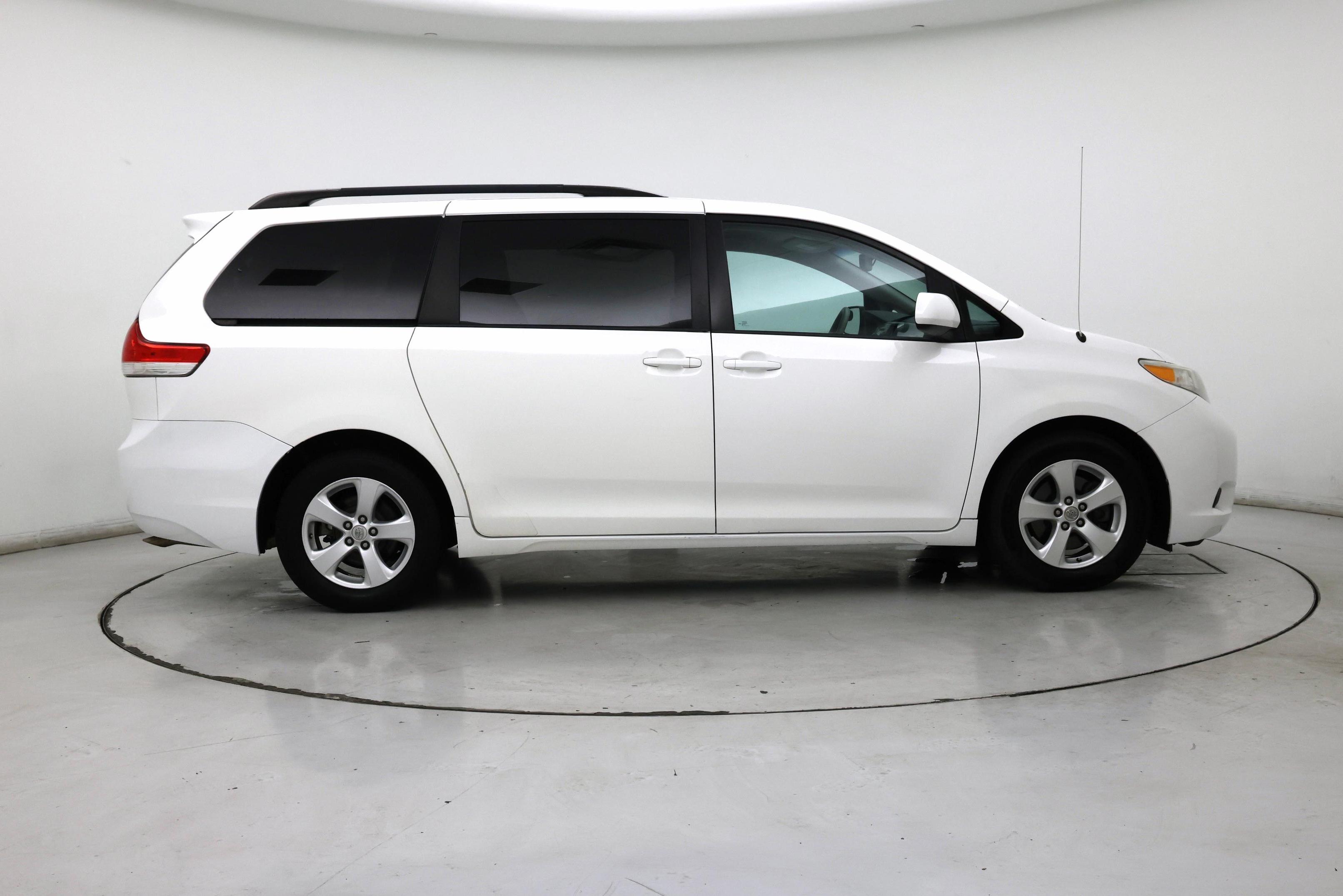 Thumbnail: 2014 Toyota Sienna - 7